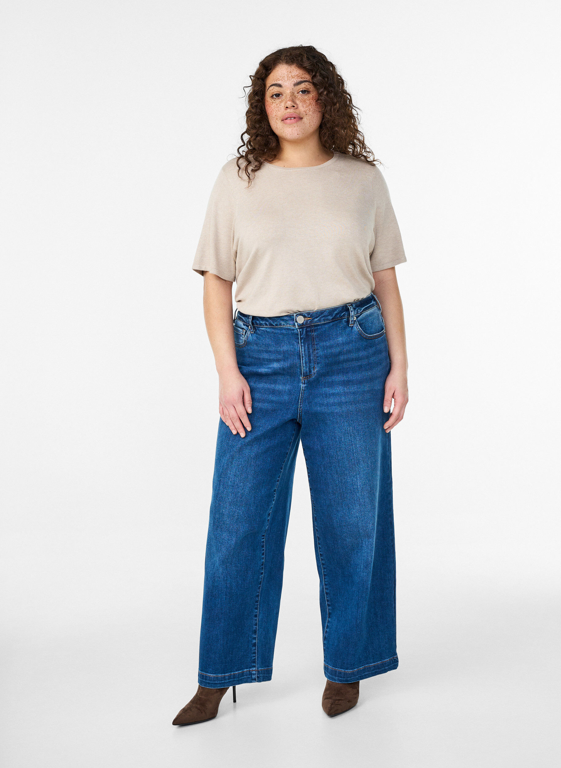 Zizzi Kiana Jeans mit Straight Fit und hoher Taille, Blau, Model image number 0