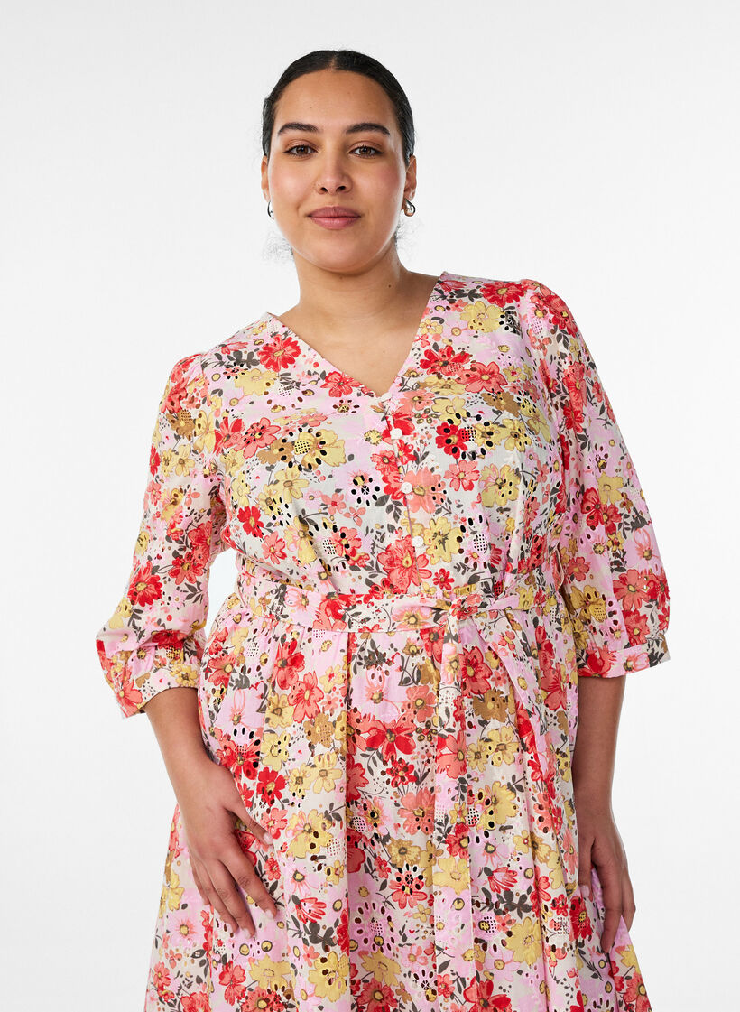 Gebl&uuml;mtes Midikleid mit Lochstickerei und Bindeg&uuml;rtel, Rot, Model