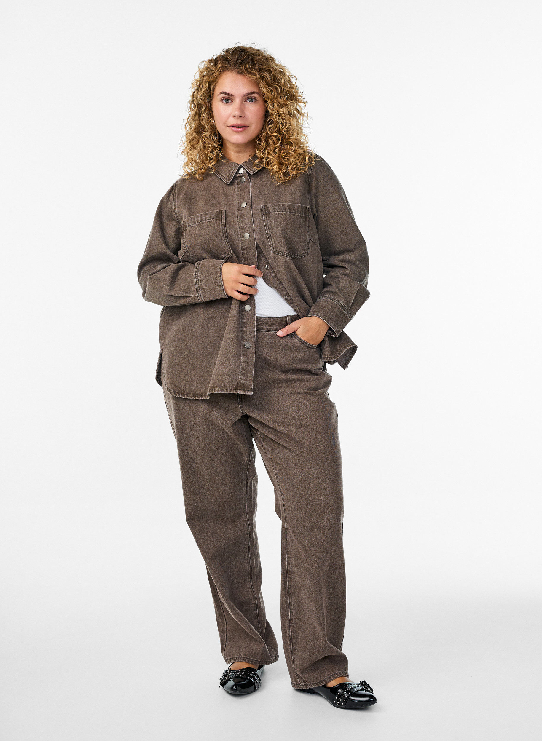 Jeans in gerader Passform aus farbigem Denim, Braun, Model