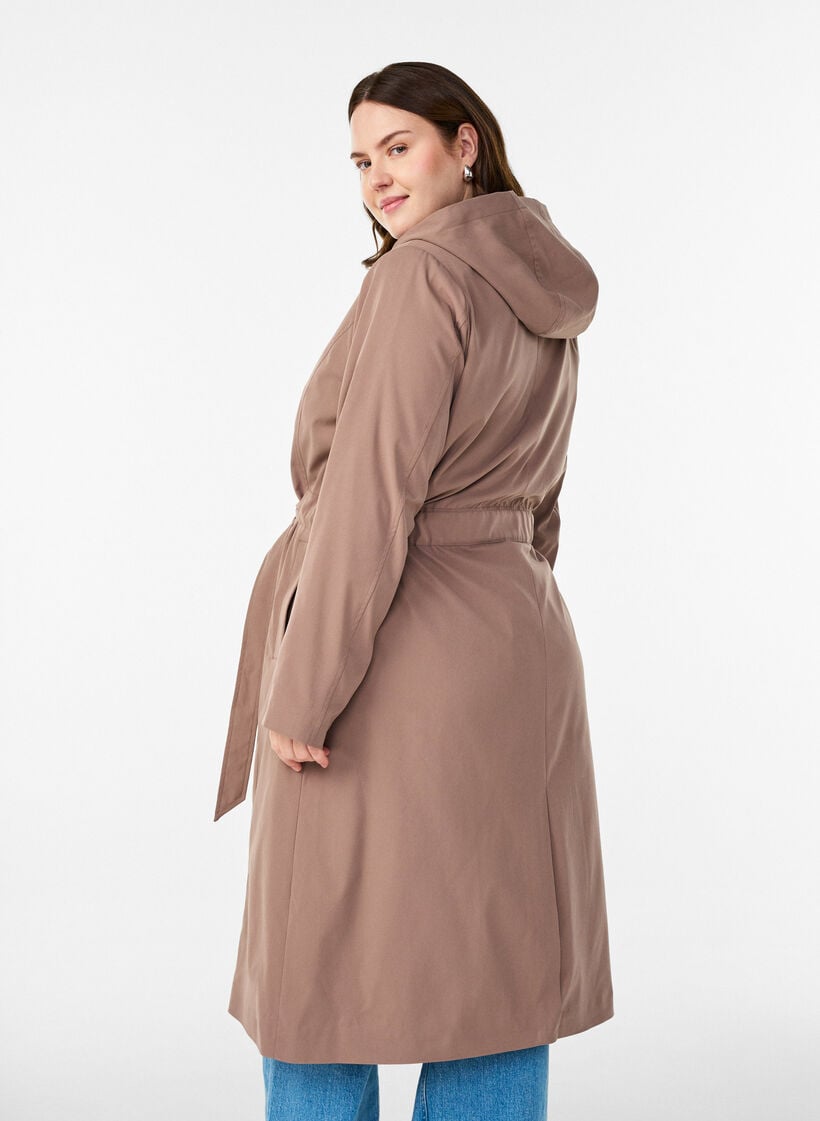 Trenchcoat mit Kapuze und Bindeg&uuml;rtel, Braun, Model