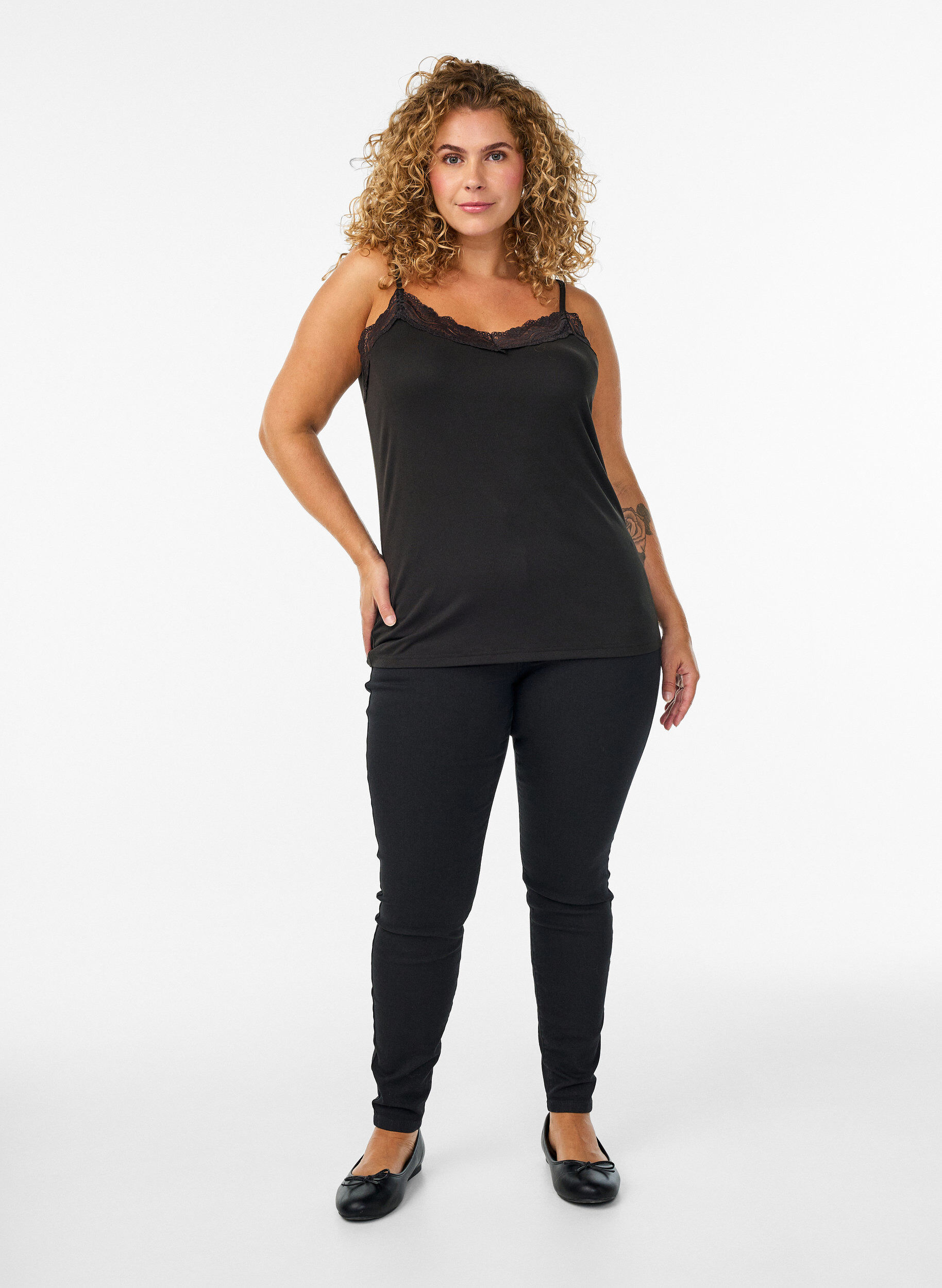 Zizzi Geripptes Top aus Jersey mit Spitzen, Schwarz, Model image number 1