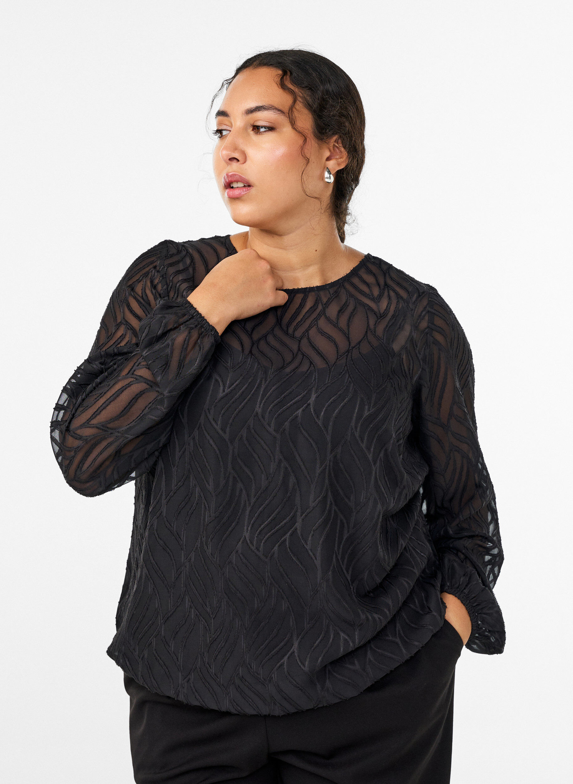 Zizzi Bluse aus Chiffon mit Strukturmuster, Schwarz, Model image number 0