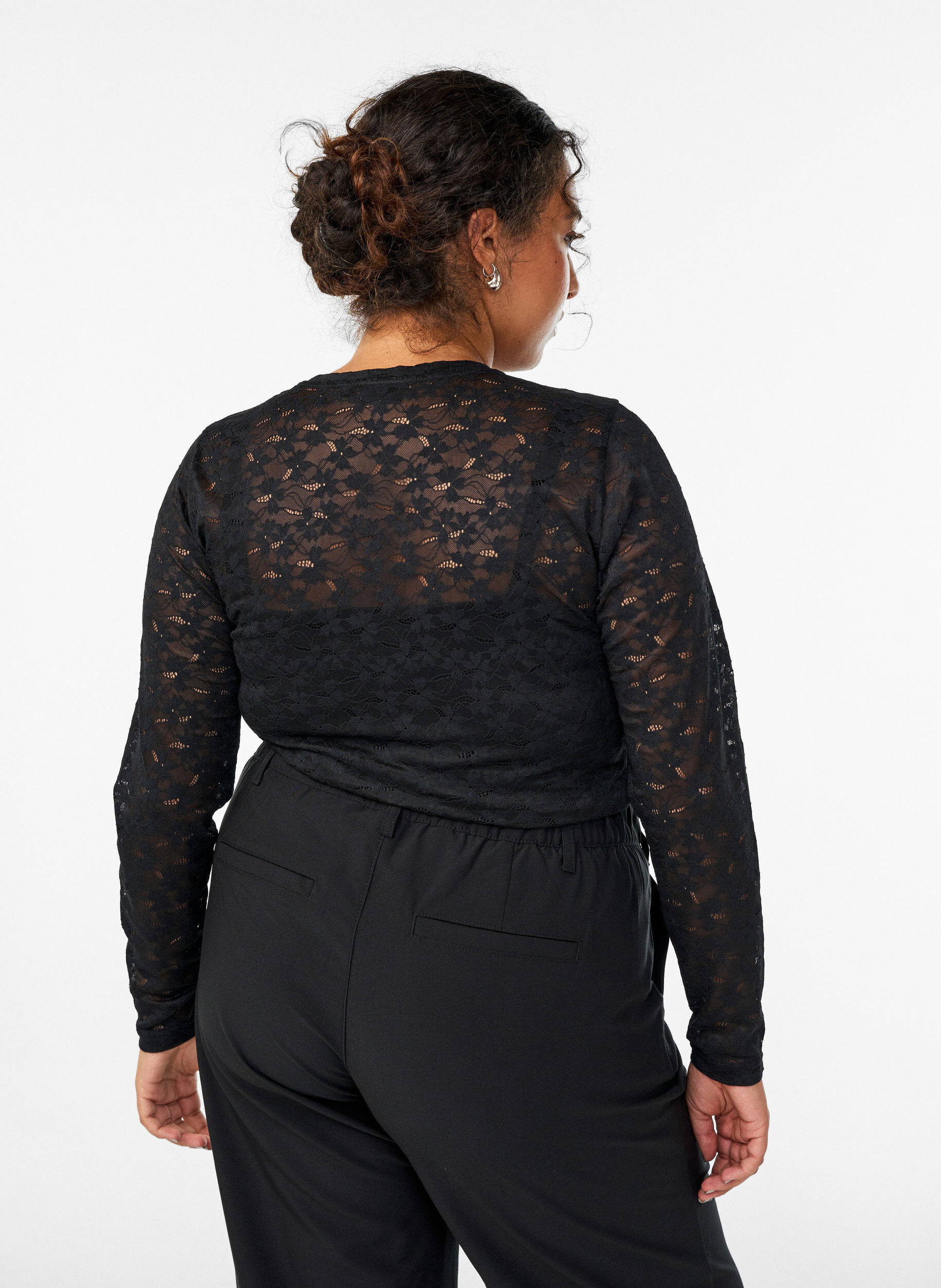 Zizzi Spitzenbluse mit Rundhalsausschnitt und Slim Fit, Schwarz, Model image number 2