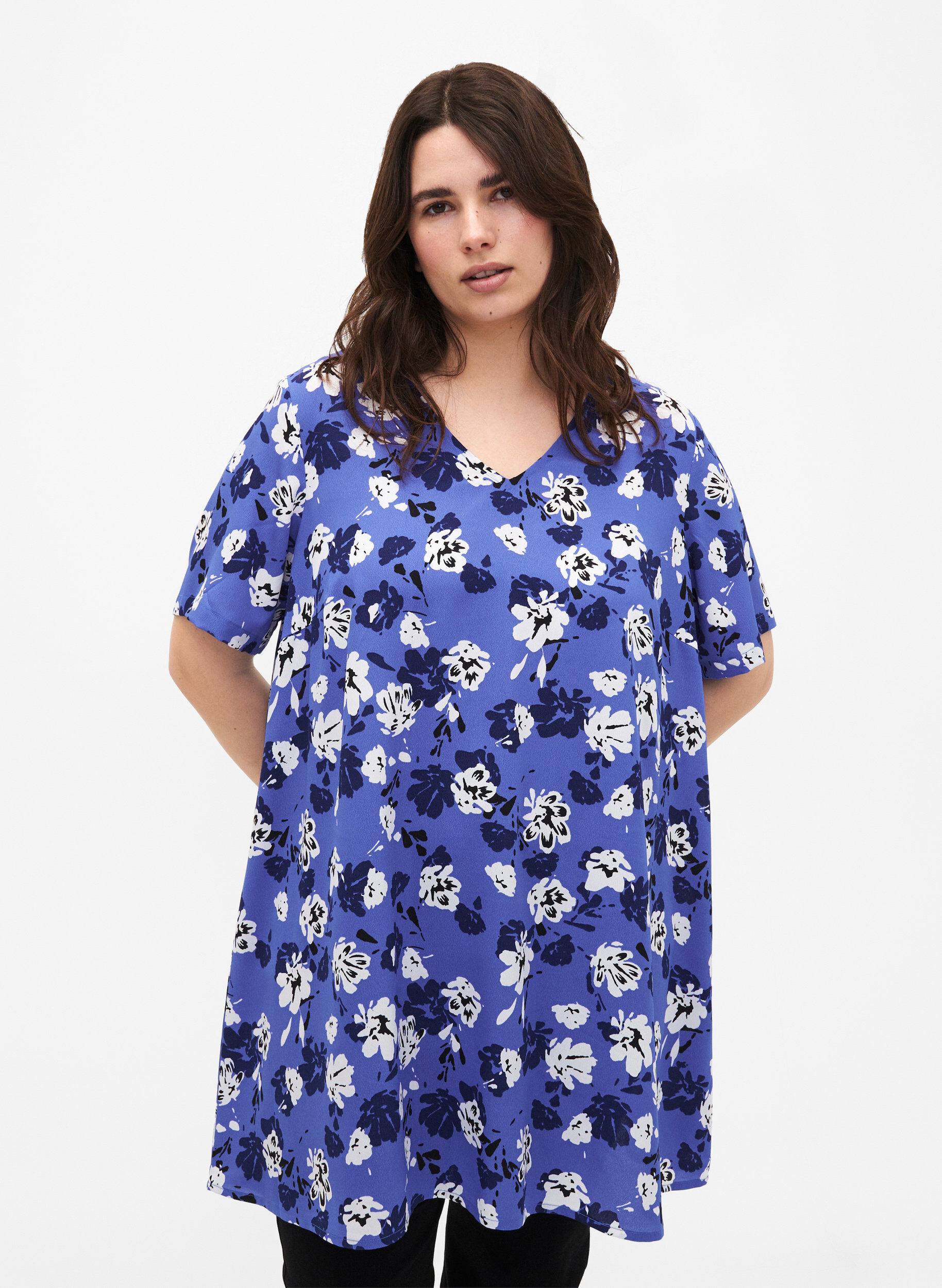 Zizzi FLASH - Tunika mit V-Ausschnitt und Print, Amparo Blue Flower, Model image number 0