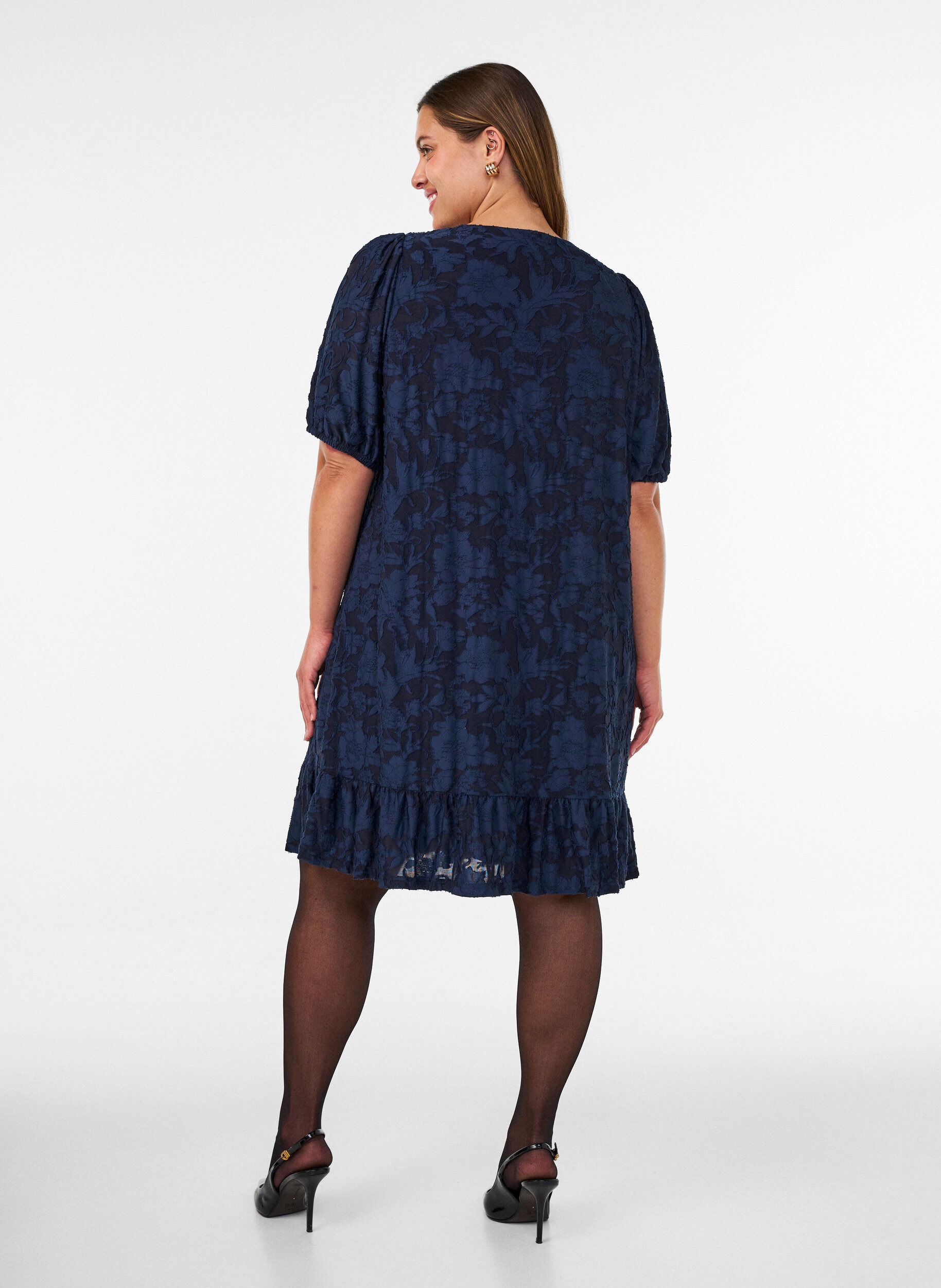 ZizziKleid mit floraler Struktur und R&uuml;schenbesatz, Blau, Model image number 2
