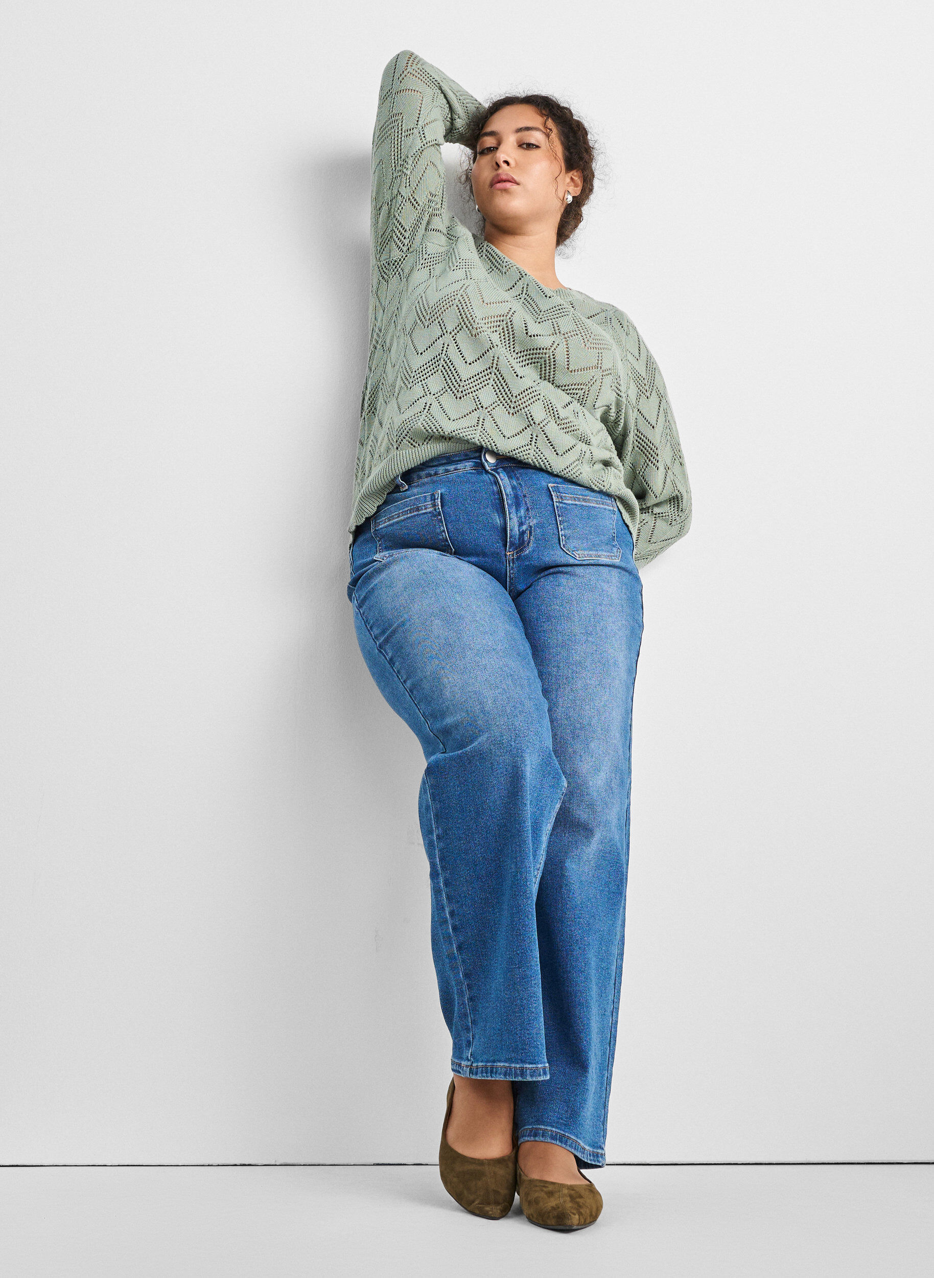 Zizzi Gemusterte Strickbluse mit Wellenkante und Rundhalsausschnitt, Gr&uuml;n, Model image number 3