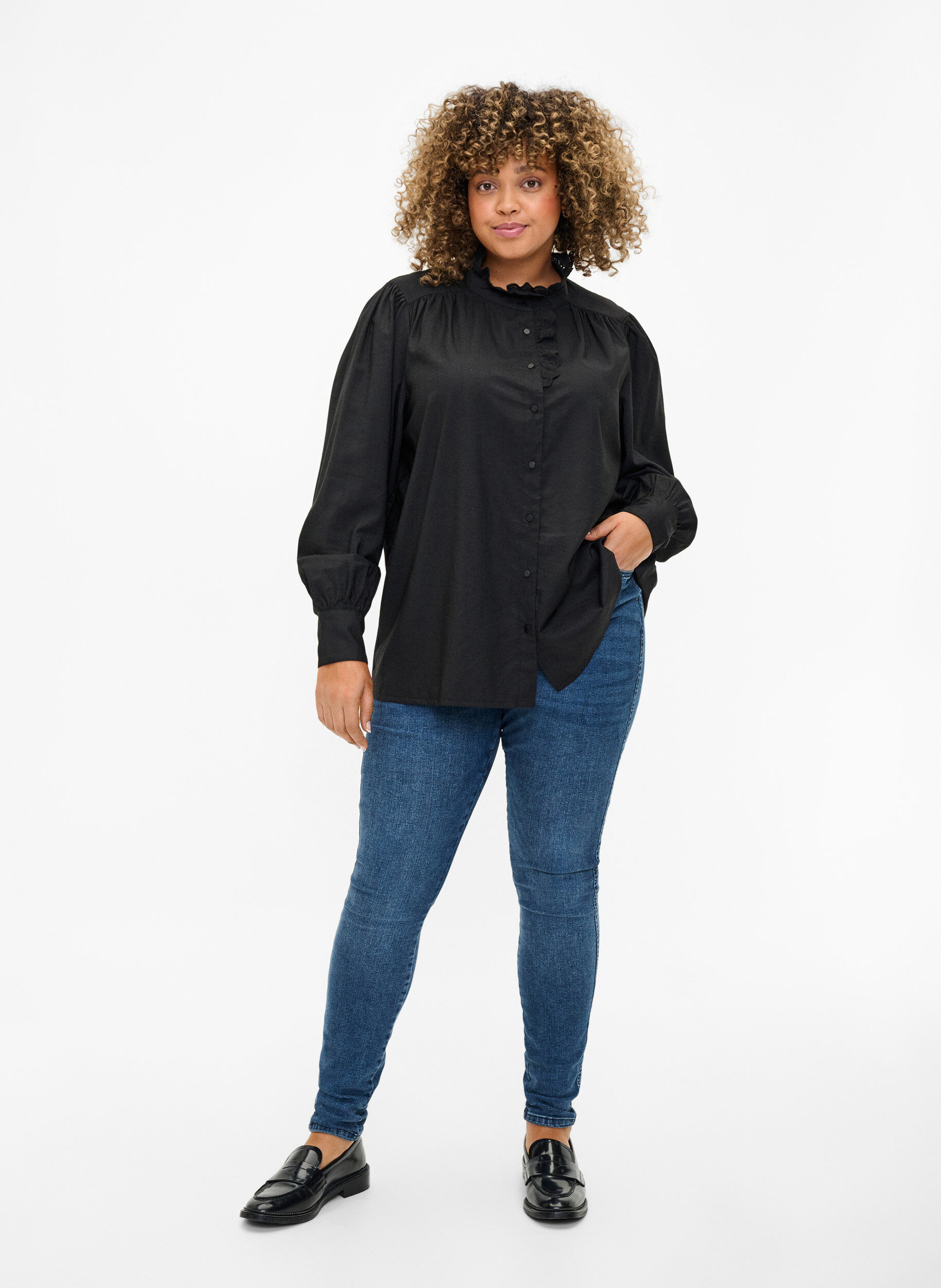 Zizzi Viskose Shirt Bluse mit Ruffles, Black, Model image number 2