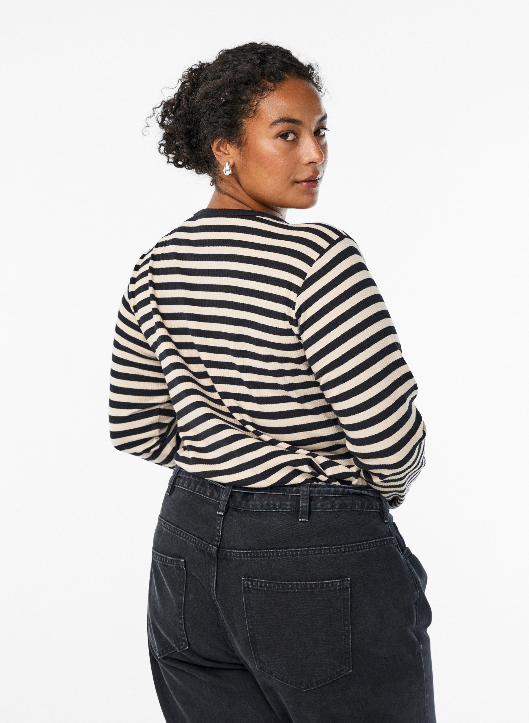 Zizzi Gestreifte Bluse mit langen &Auml;rmeln, Schwarz, Model image number 2