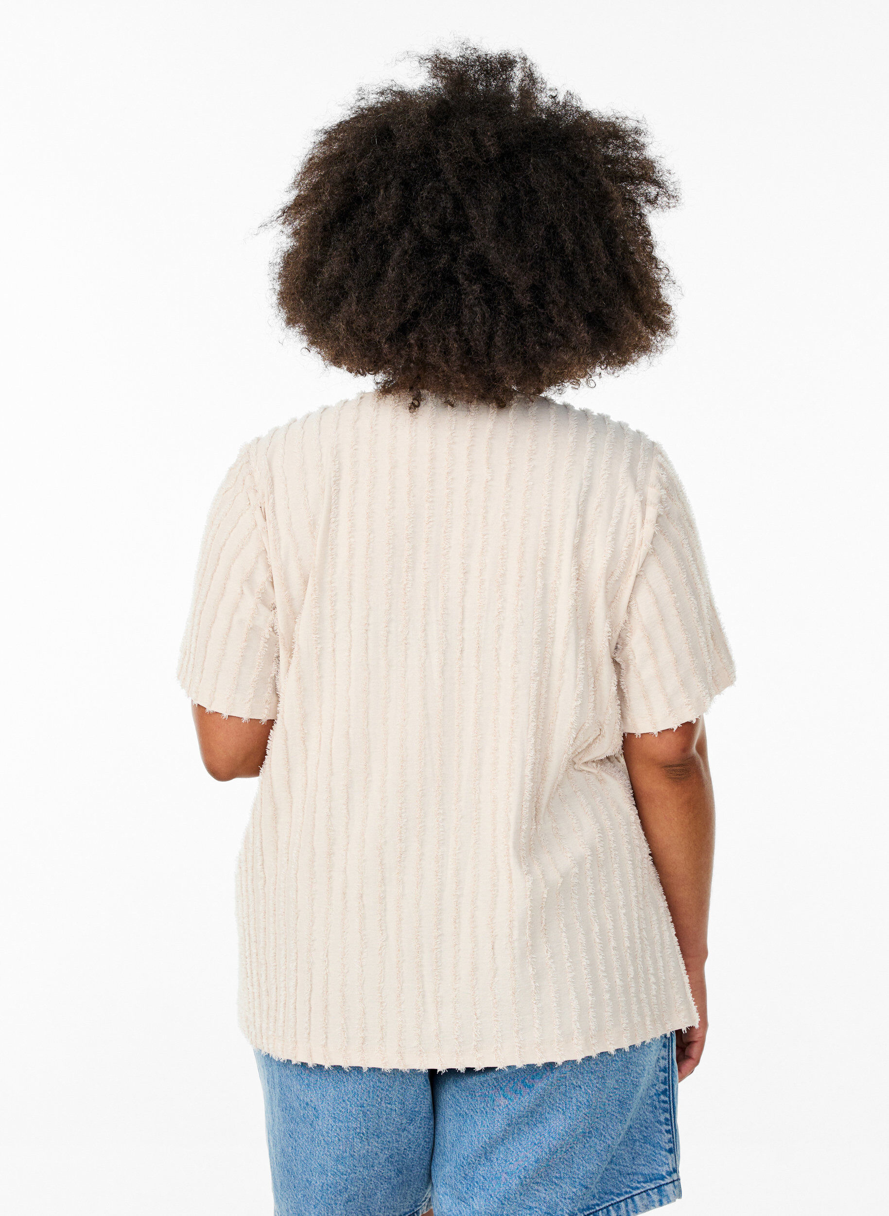 Zizzi Bluse mit kurzen &Auml;rmeln und Streifenstruktur, Beige, Model image number 2