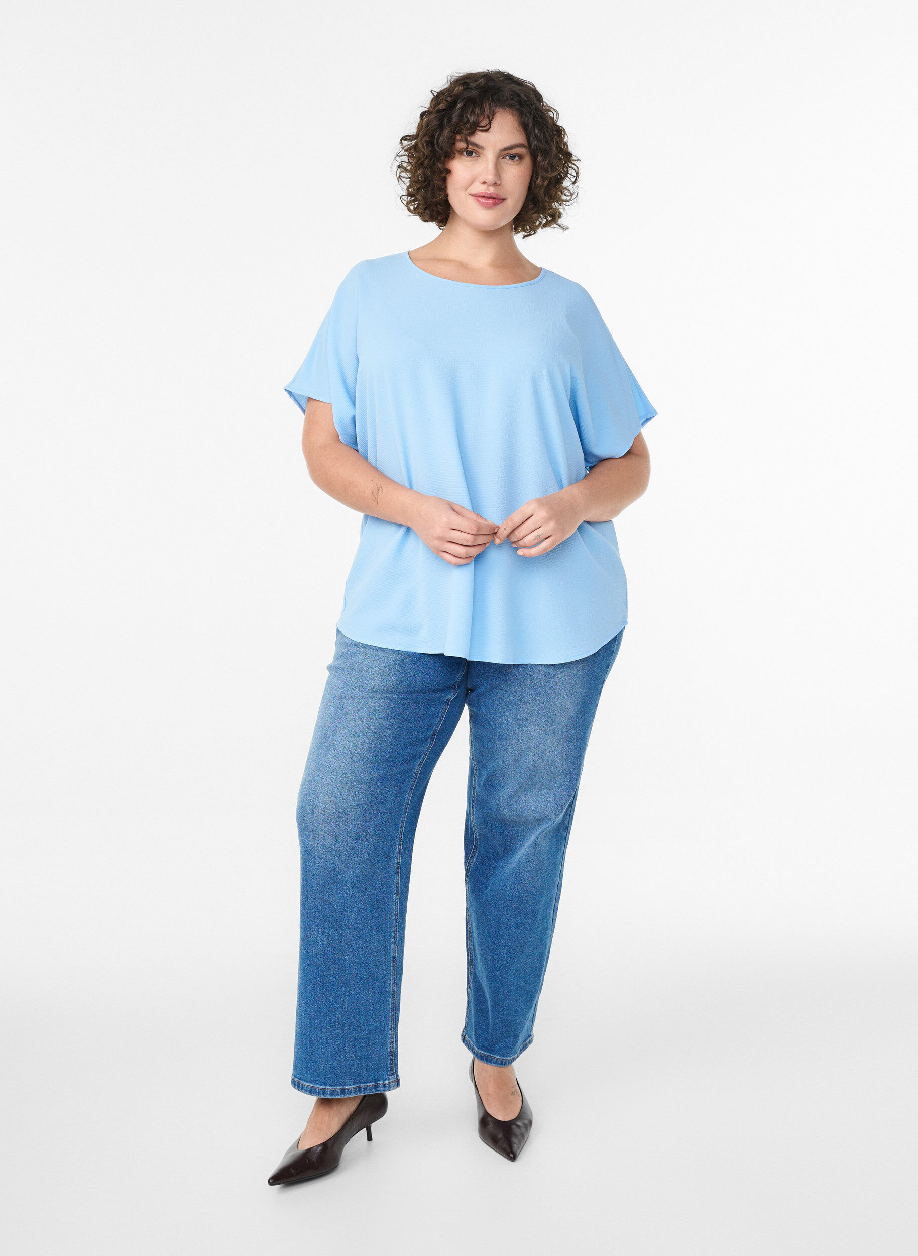 Zizzi Bluse mit kurzen &Auml;rmeln und Rundhalsausschnitt, Blau, Model image number 1