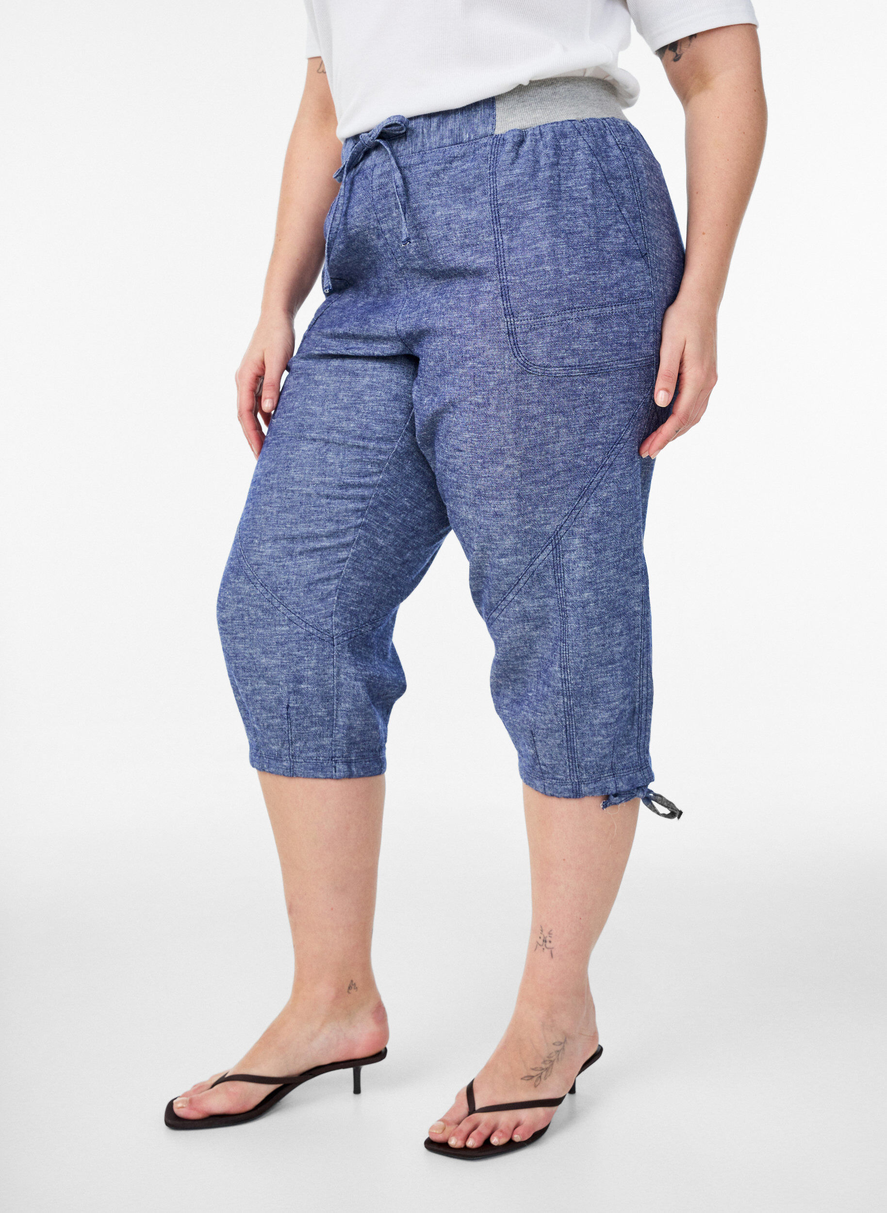 Zizzi Caprihose aus Baumwolle und Leinen mit elastischem Bund und Bindeband, Blau, Model image number 2