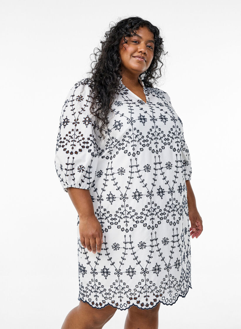 Kleid mit kontrastierender Lochstickerei, White w. Navy Blazer, Model image number 0