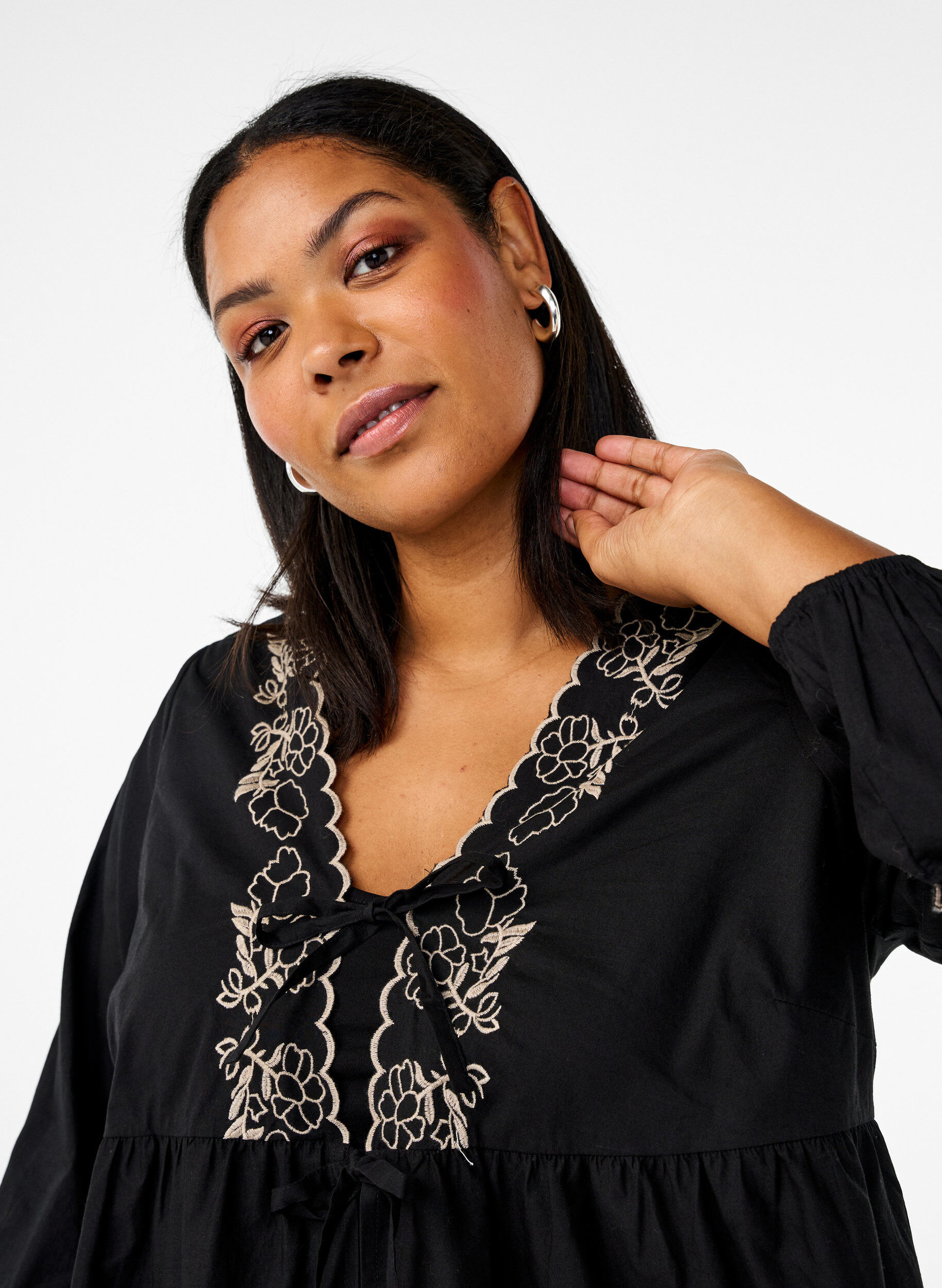 Zizzi Bluse mit offener Vorderseite und aufwendigen Stickereien, Schwarz, Model image number 3