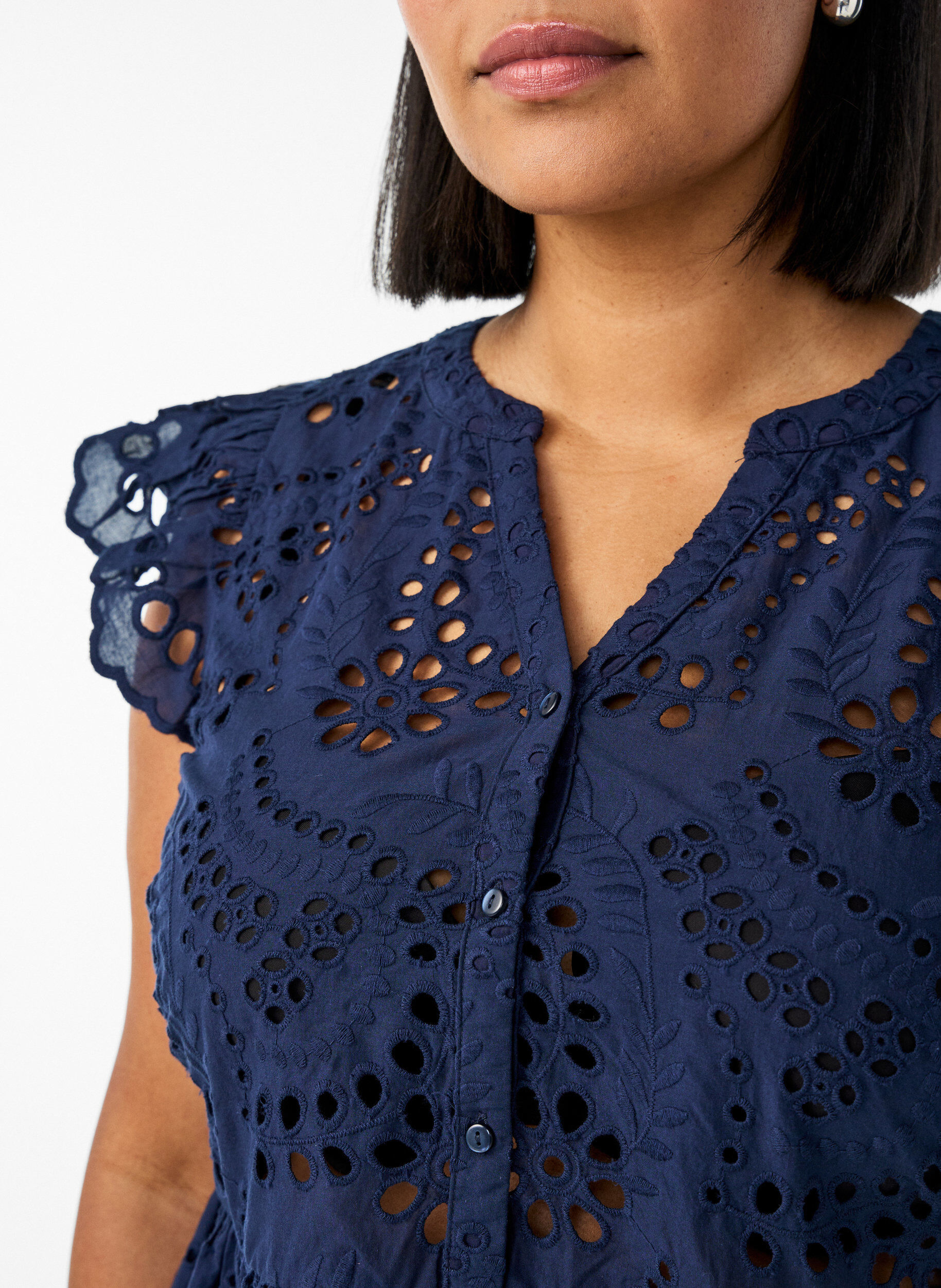 Zizzi &Auml;rmellose Bluse aus Lochstickerei mit R&uuml;schen, Blau, Model image number 3