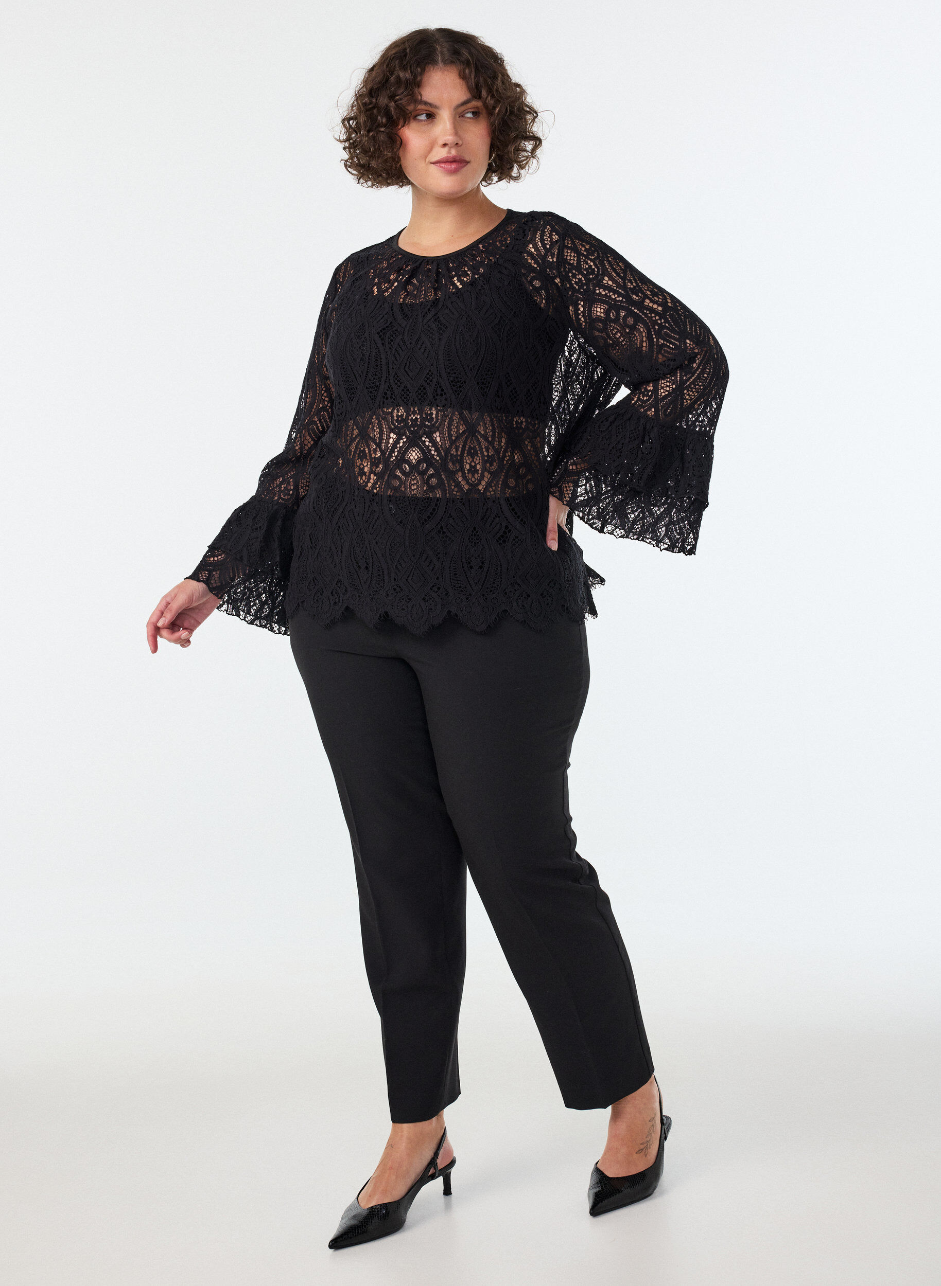 ZizziSpitzenbluse mit langen Trompeten&auml;rmeln und R&uuml;schen, Schwarz, Model image number 1