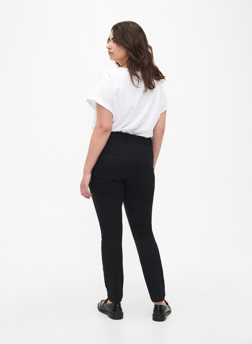 Viona Jeans mit normaler Taille, Schwarz, Model image number 1