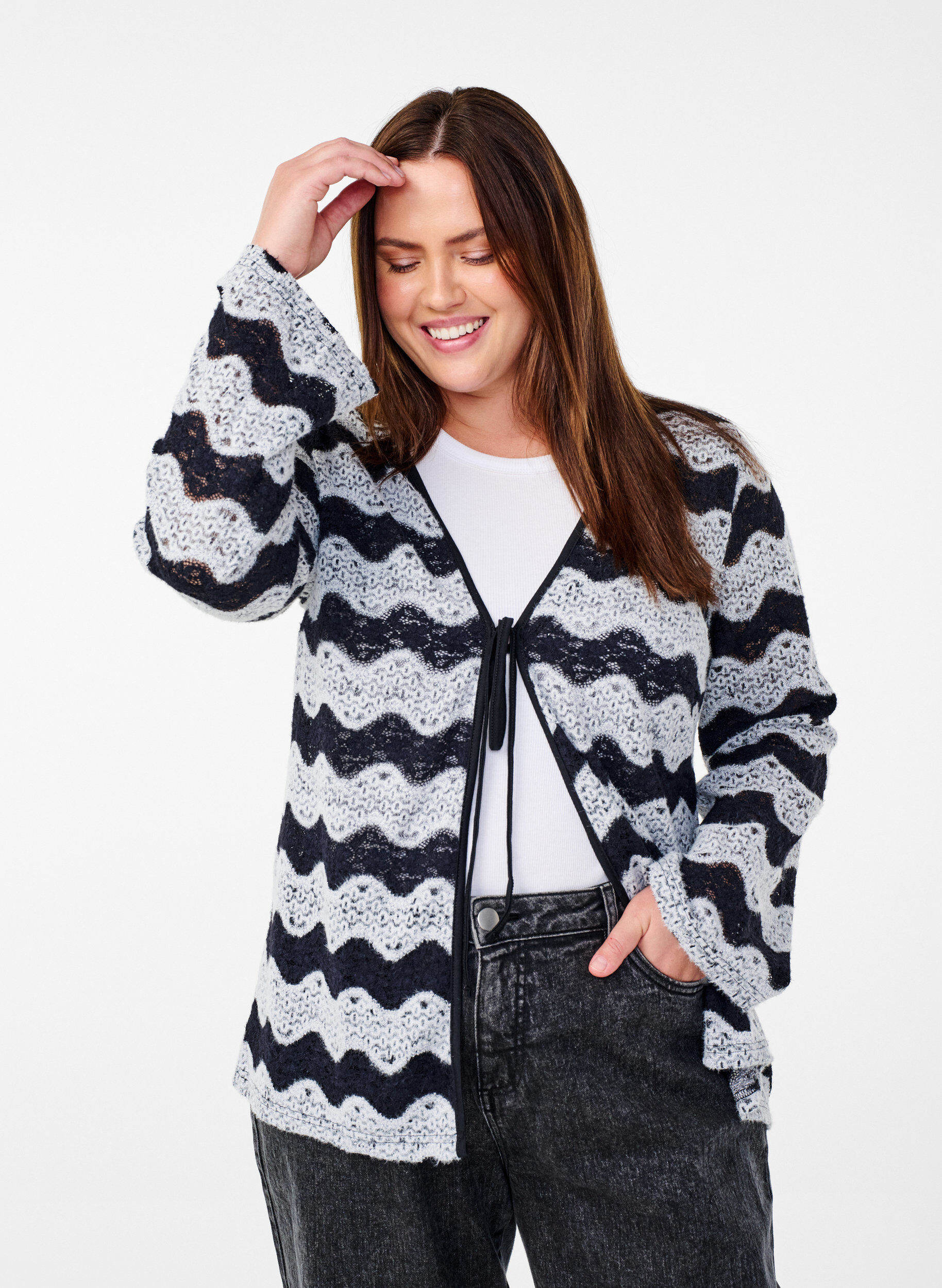 Zizzi Strickjacke mit Wellenmuster, Black Stripe, Model image number 0