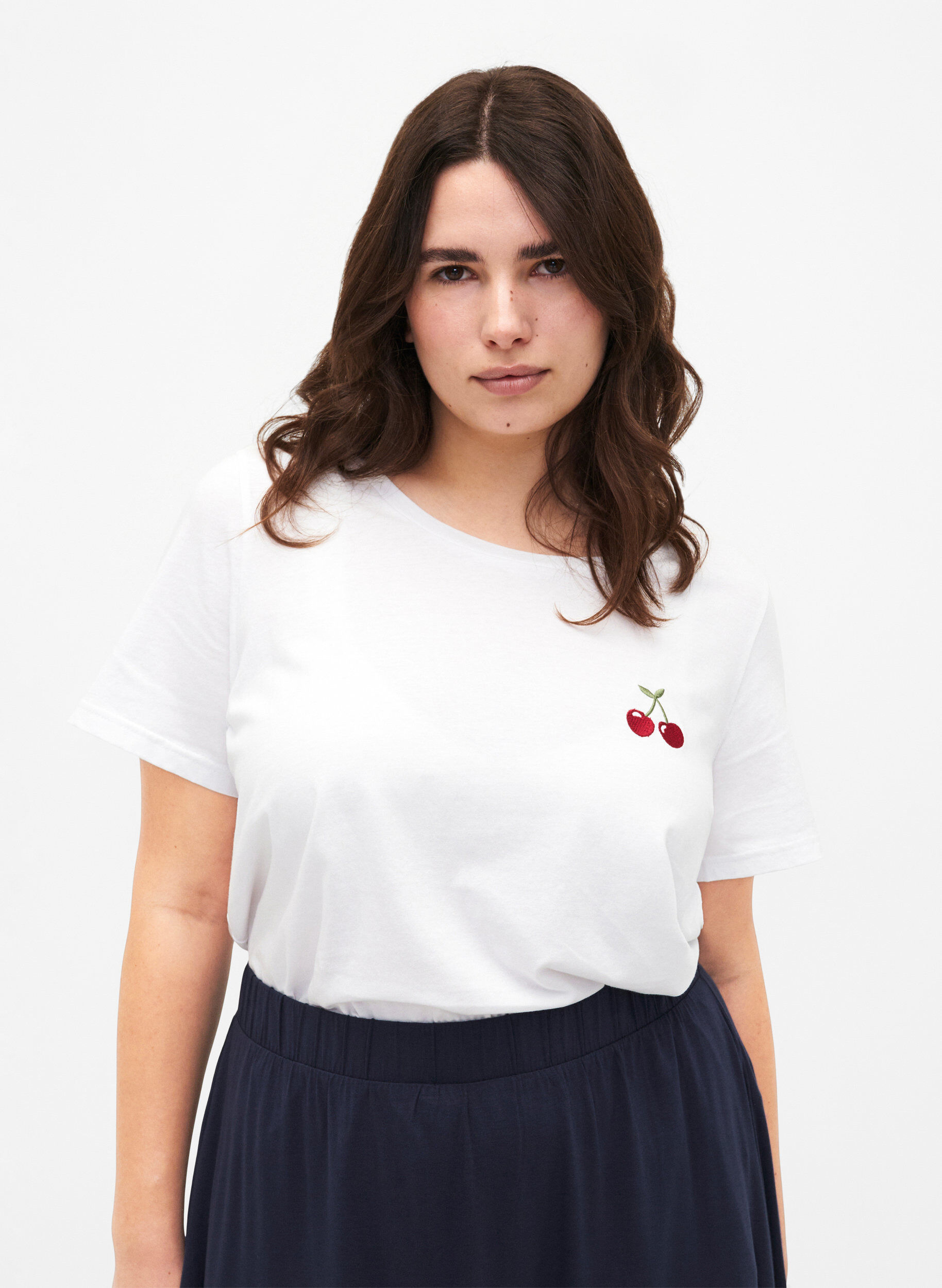 Zizzi T-Shirt aus Baumwolle mit aufgestickter Kirsche, B.White CherryEMB., Model image number 0