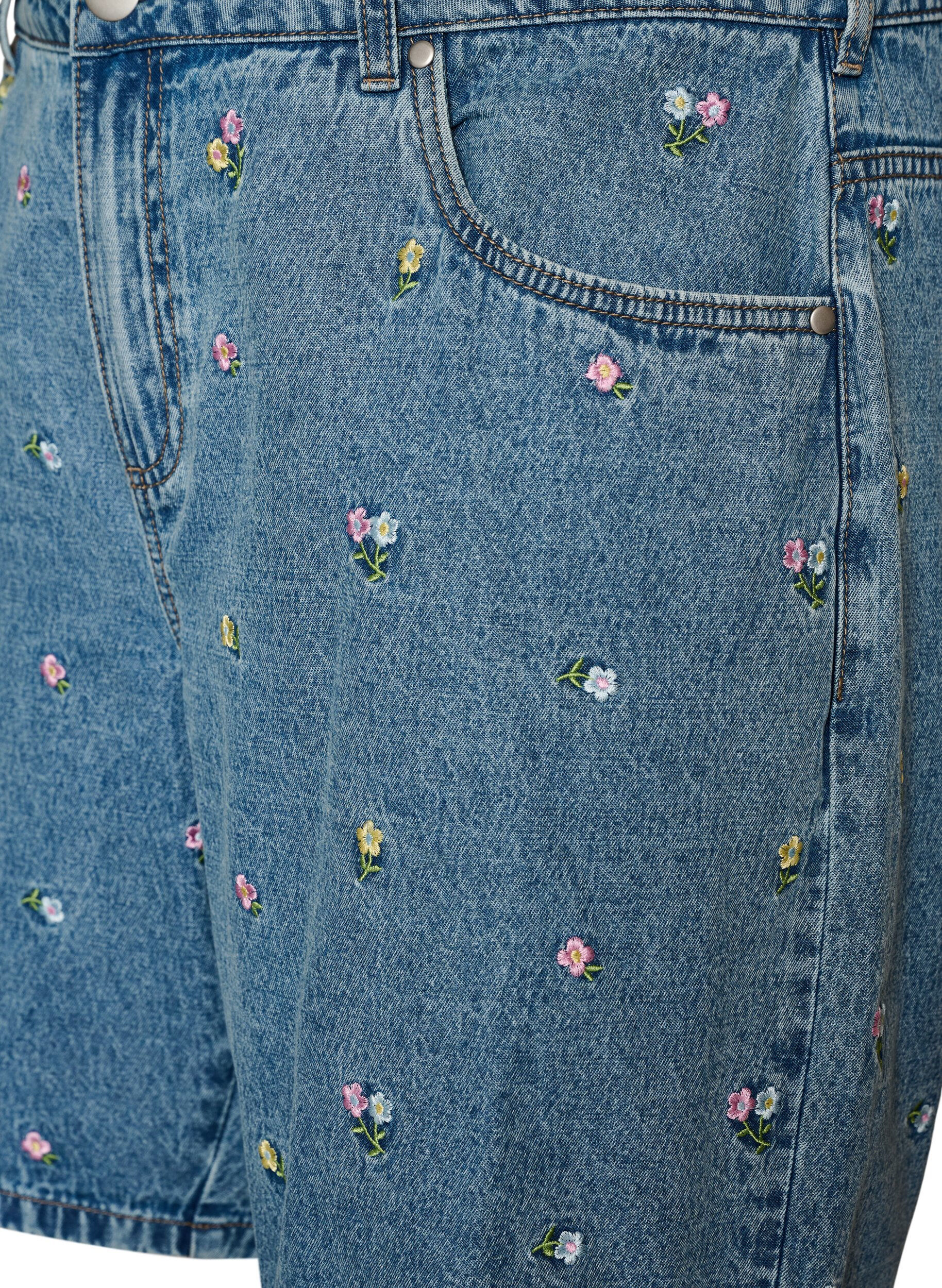 Zizzi Shorts aus Denim mit bestickten Blumen, Blau, Packshot image number 2