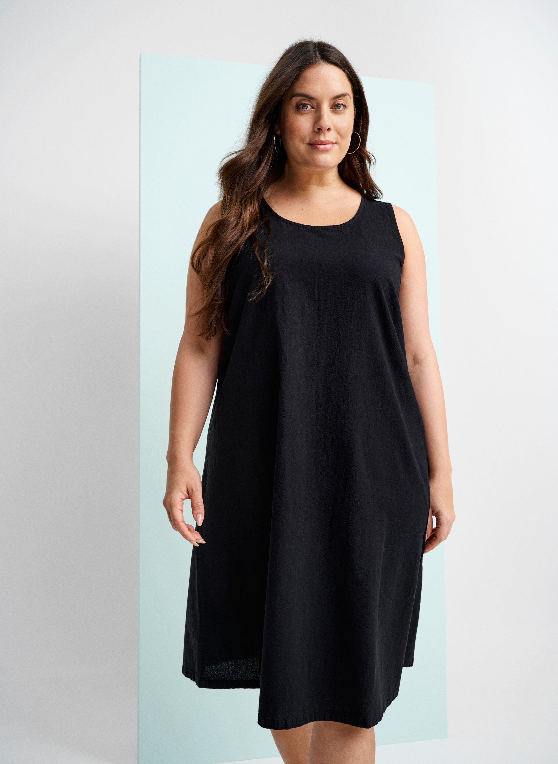 Zizzi &Auml;rmelloses Baumwollkleid mit A-Linie, Black, Image image number 1