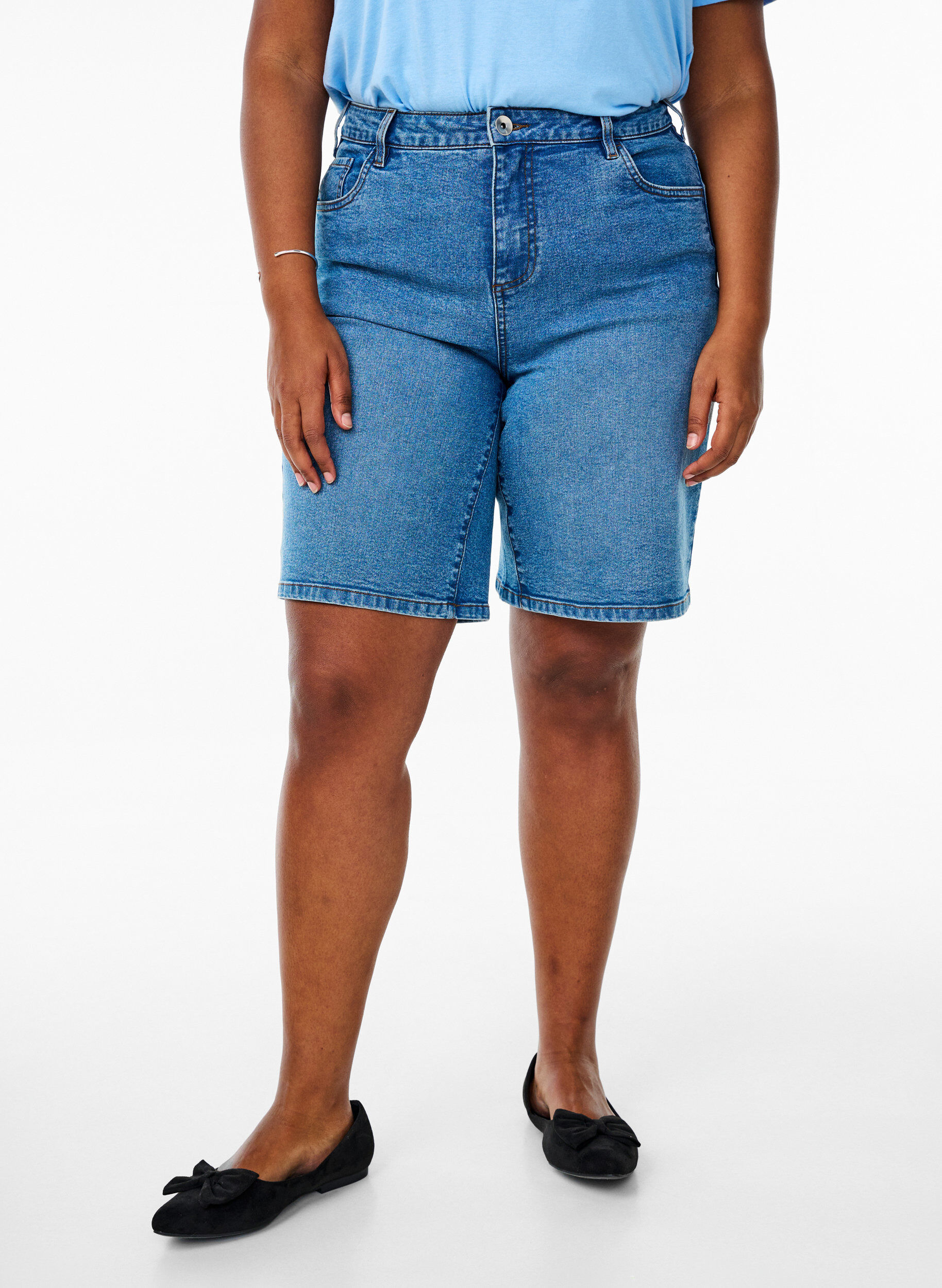 Zizzi Locker sitzende Jeansshorts mit hoher Taille, Blau, Model image number 3