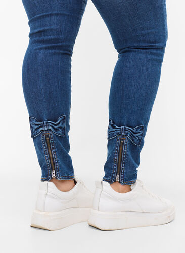 Super Slim Amy Jeans mit Schleife und Reißverschluss, Dark blue, Model image number 0