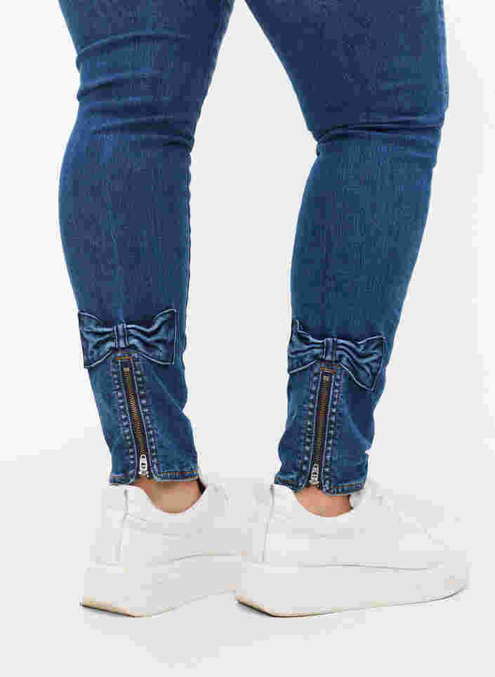 Super Slim Amy Jeans mit Schleife und Reißverschluss, Dark blue, Model