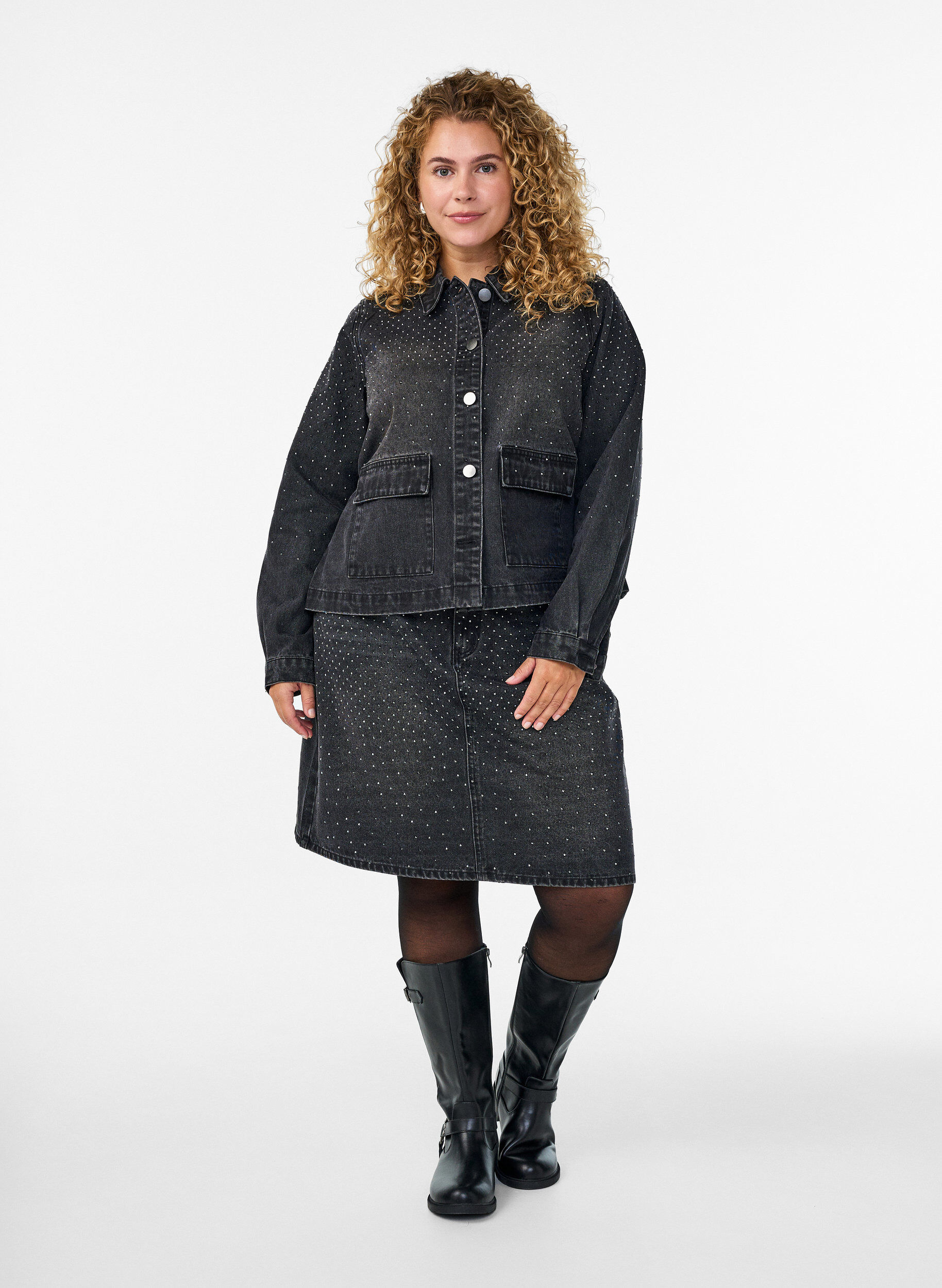 Kurzer Jeansrock mit Strasssteinen, Grau, Model