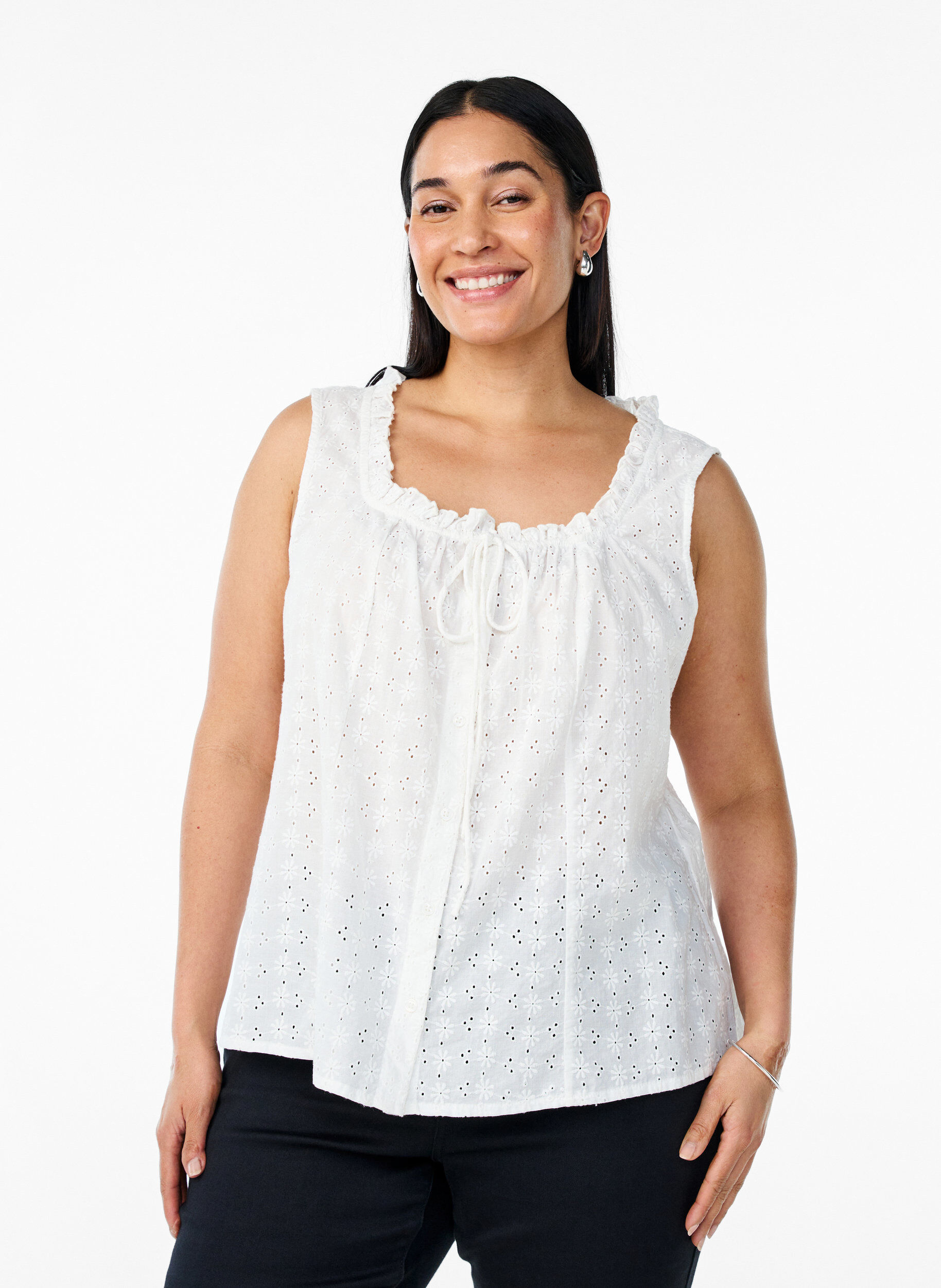Zizzi &Auml;rmellose Bluse mit Lochstickerei und R&uuml;schen, Vanille, Model image number 0