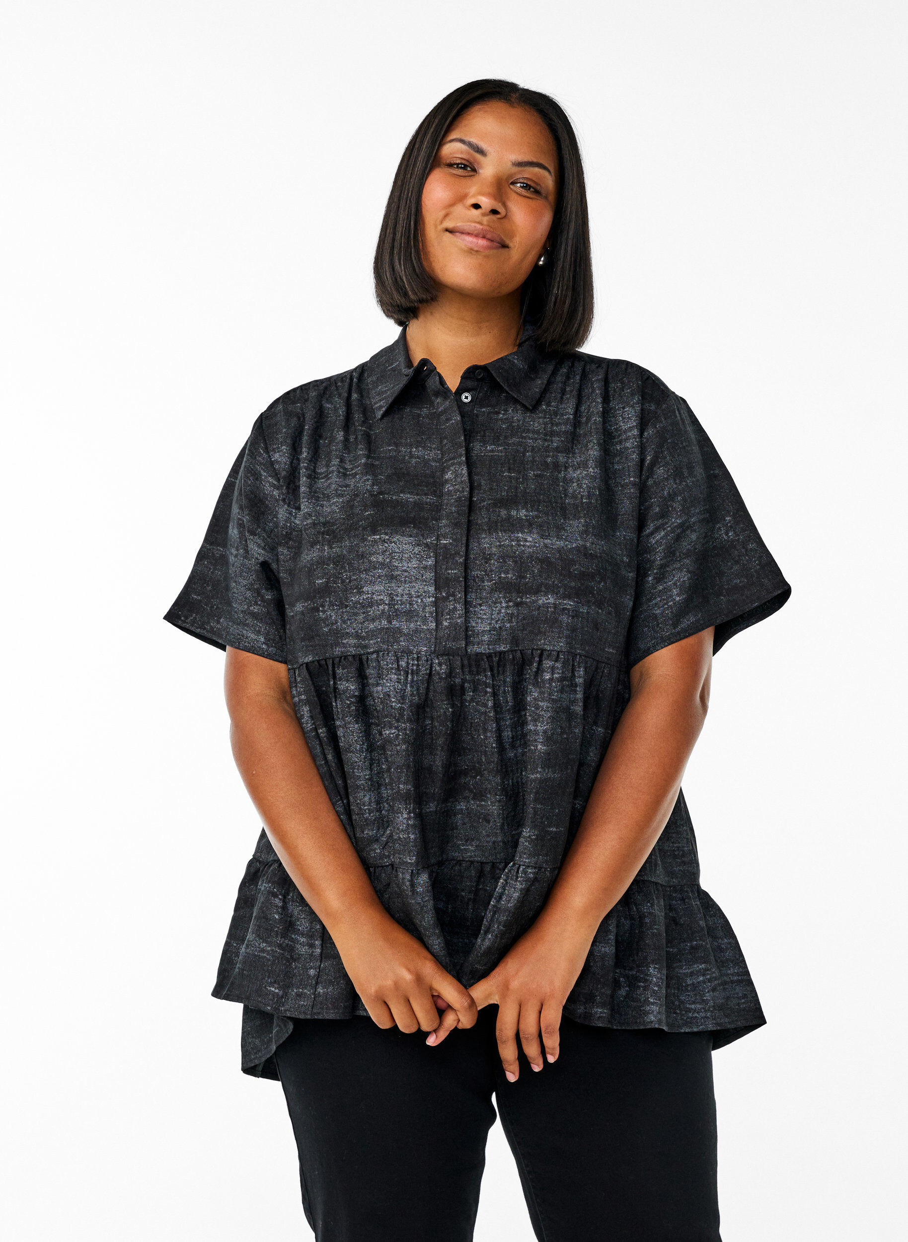 Zizzi Lockere Bluse mit Kragen und Kn&ouml;pfen, Schwarz, Model image number 0