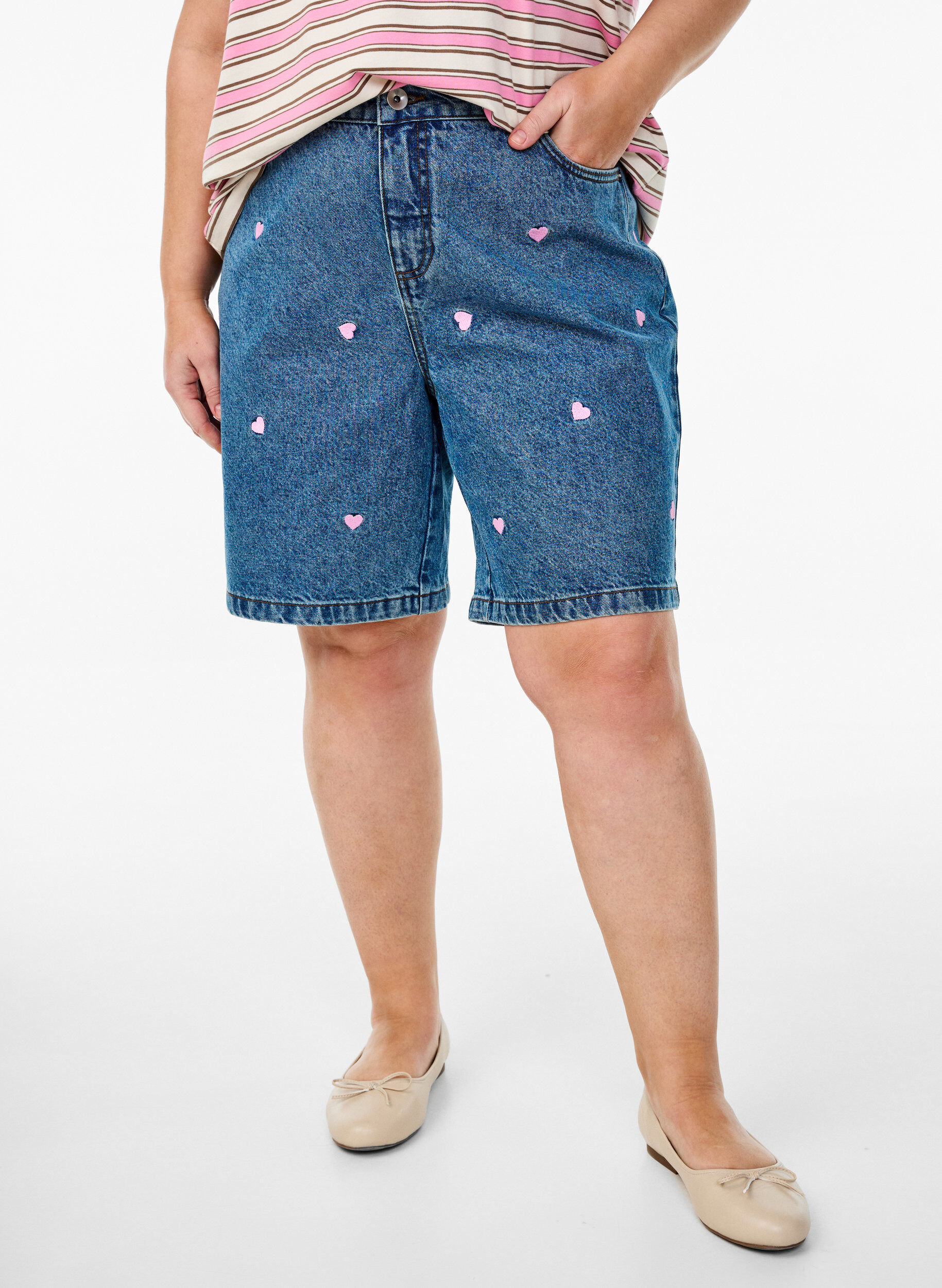 Zizzi Denim-Shorts mit hoher Taille und mit Herzen bestickt, Blau, Model image number 3