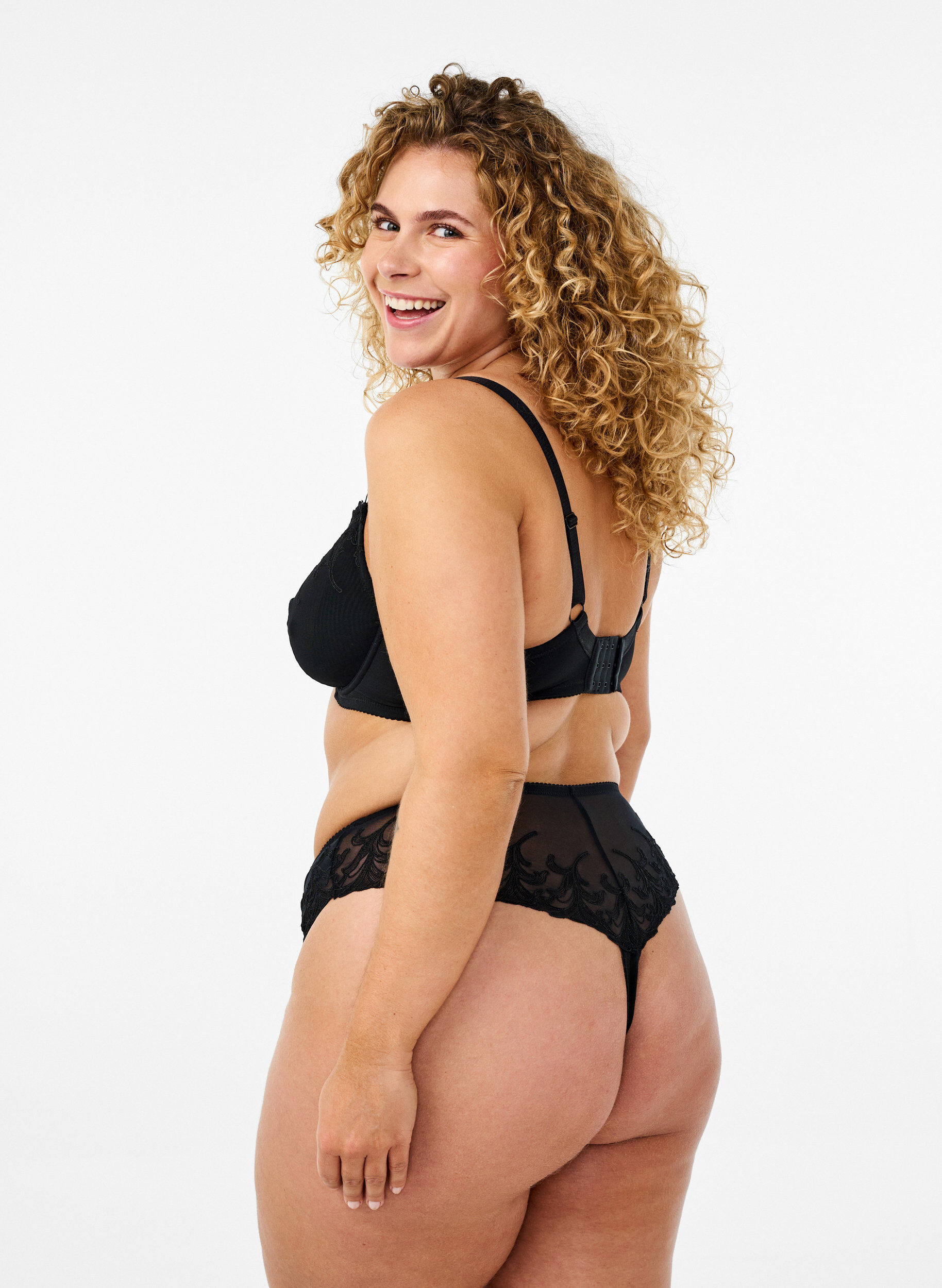 Zizzi Mesh-Tanga mit Stickereidetails, Schwarz, Model image number 1
