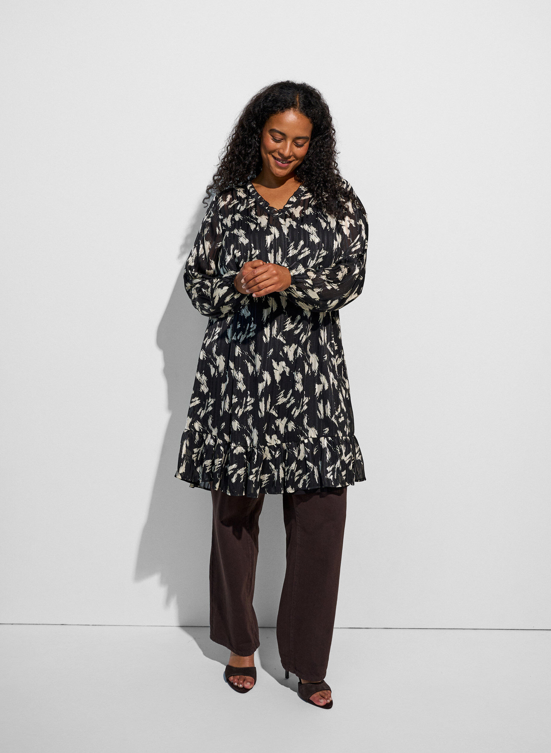 ZizziGemustertes Kleid mit R&uuml;schen und langen &Auml;rmeln, Schwarz, Model image number 1