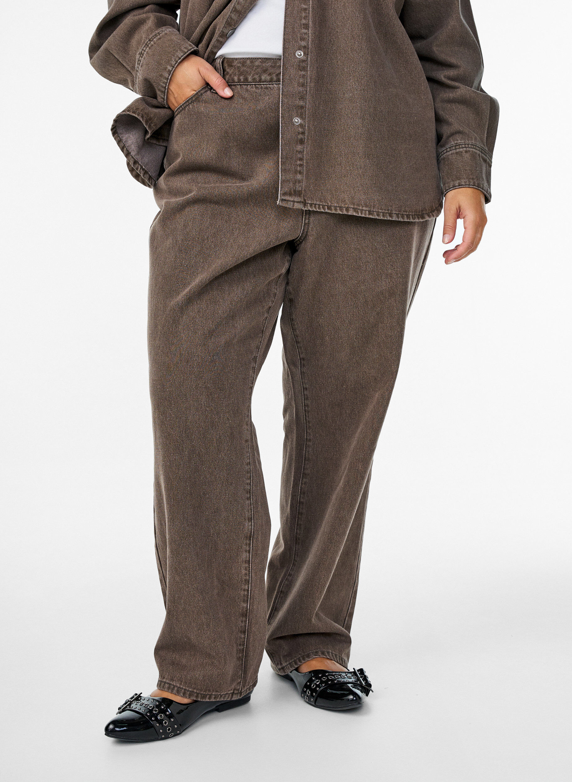 Zizzi Jeans in gerader Passform aus farbigem Denim, Braun, Model image number 2