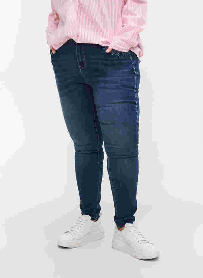 Nille Jeans mit hoher Taille und Stickerei, Blue denim, Model image number 2