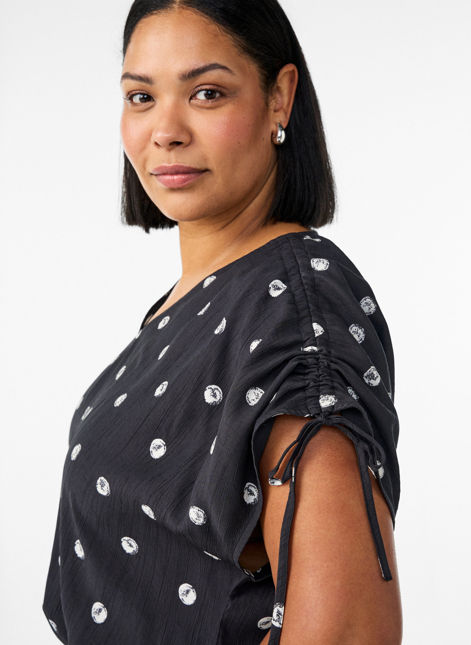Zizzi Bluse aus Viskose mit gerafften &Auml;rmeln, Schwarz, Model image number 3