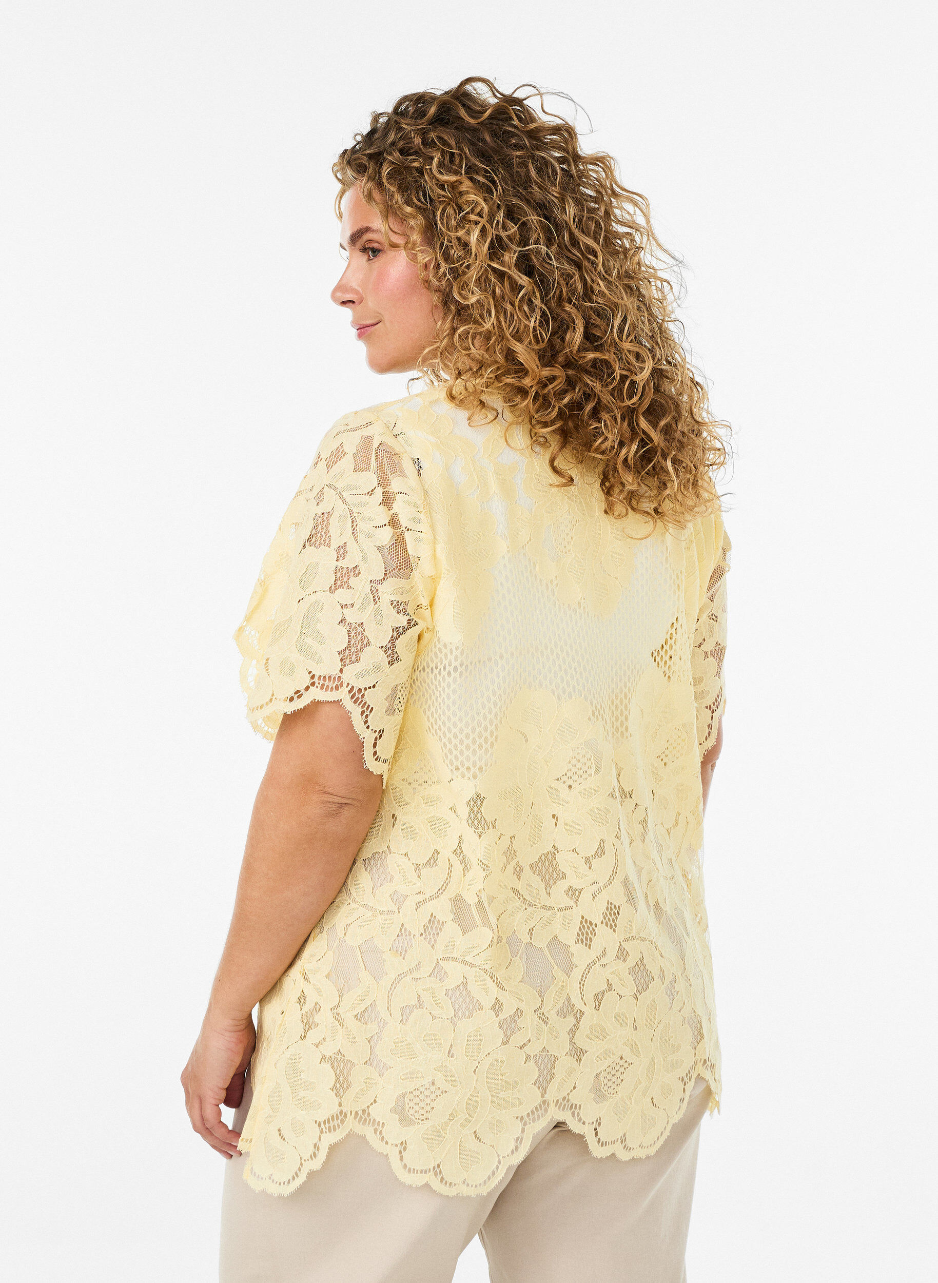 ZizziBluse aus Spitze mit R&uuml;schenkragen und kurzen &Auml;rmeln, Gelb, Model image number 2