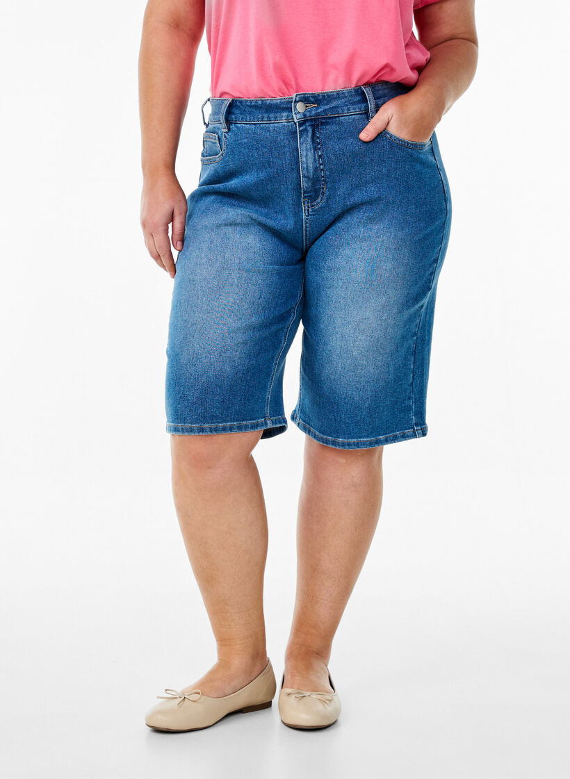 Hoch taillierte Bermuda Shorts aus Denim, Blau, Model image number 2