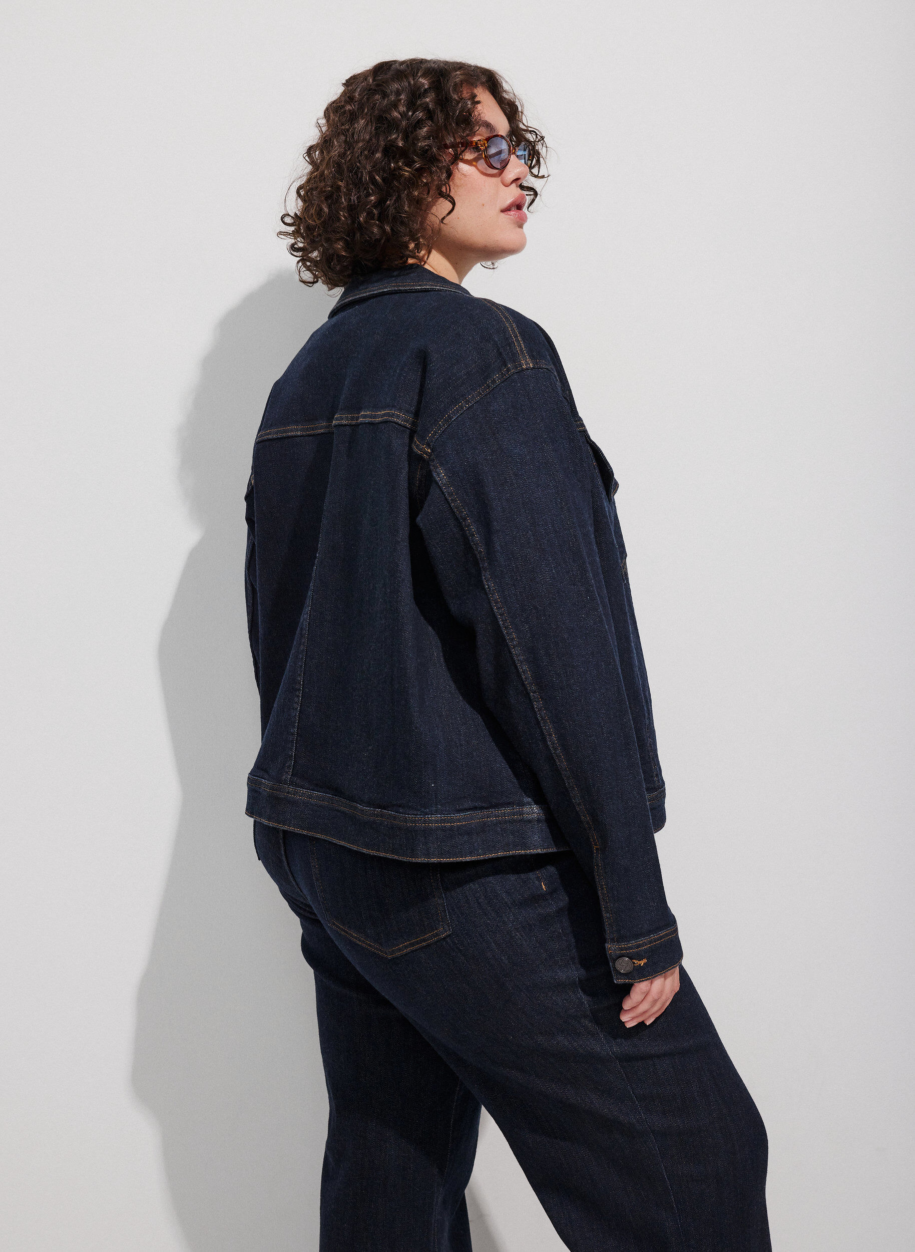 ZizziKlassische Jeansjacke mit Kontrastn&auml;hten, Blau, Model image number 2