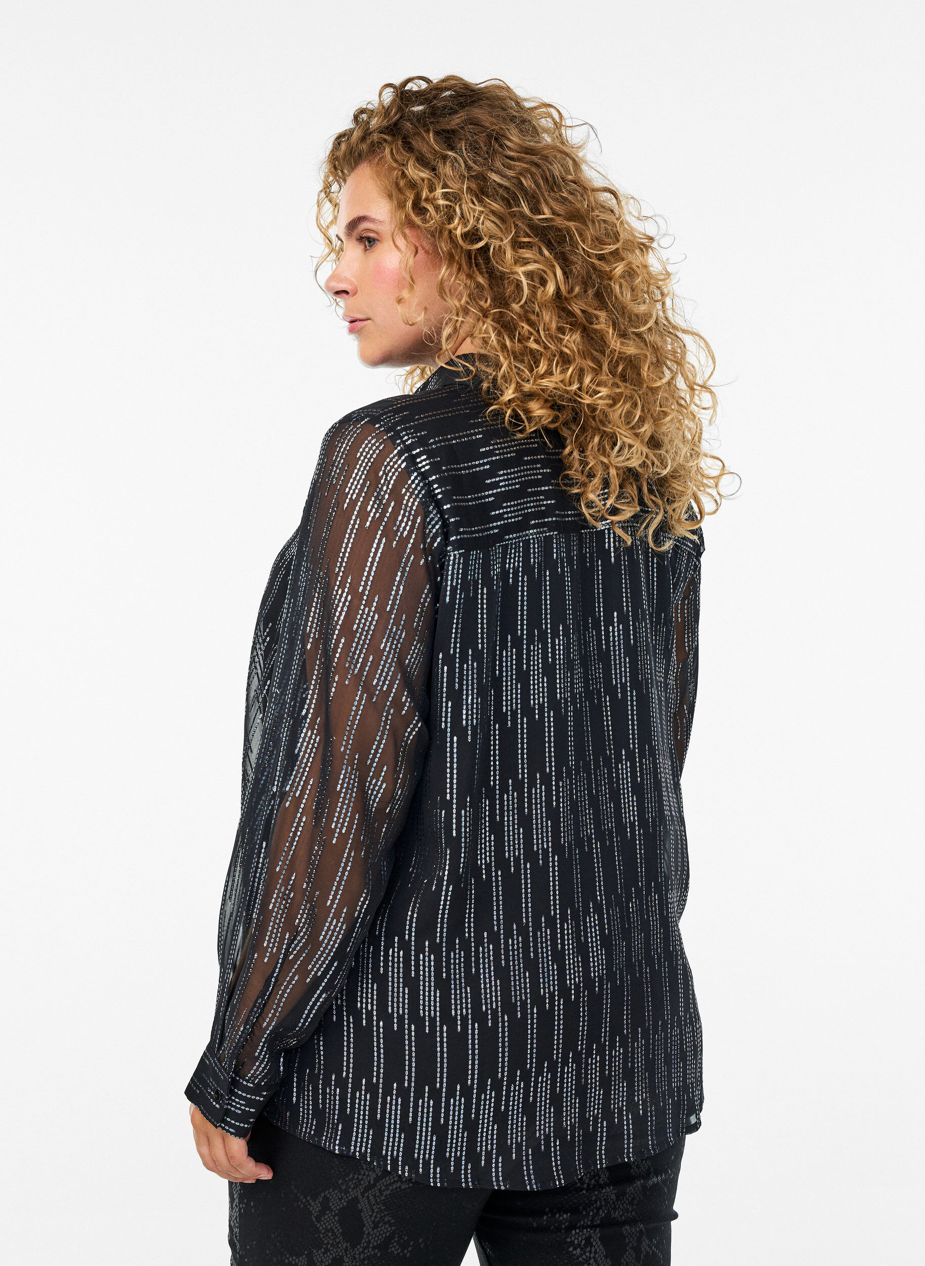 Zizzi Bluse mit glitzerndem Muster, Schwarz, Model image number 2