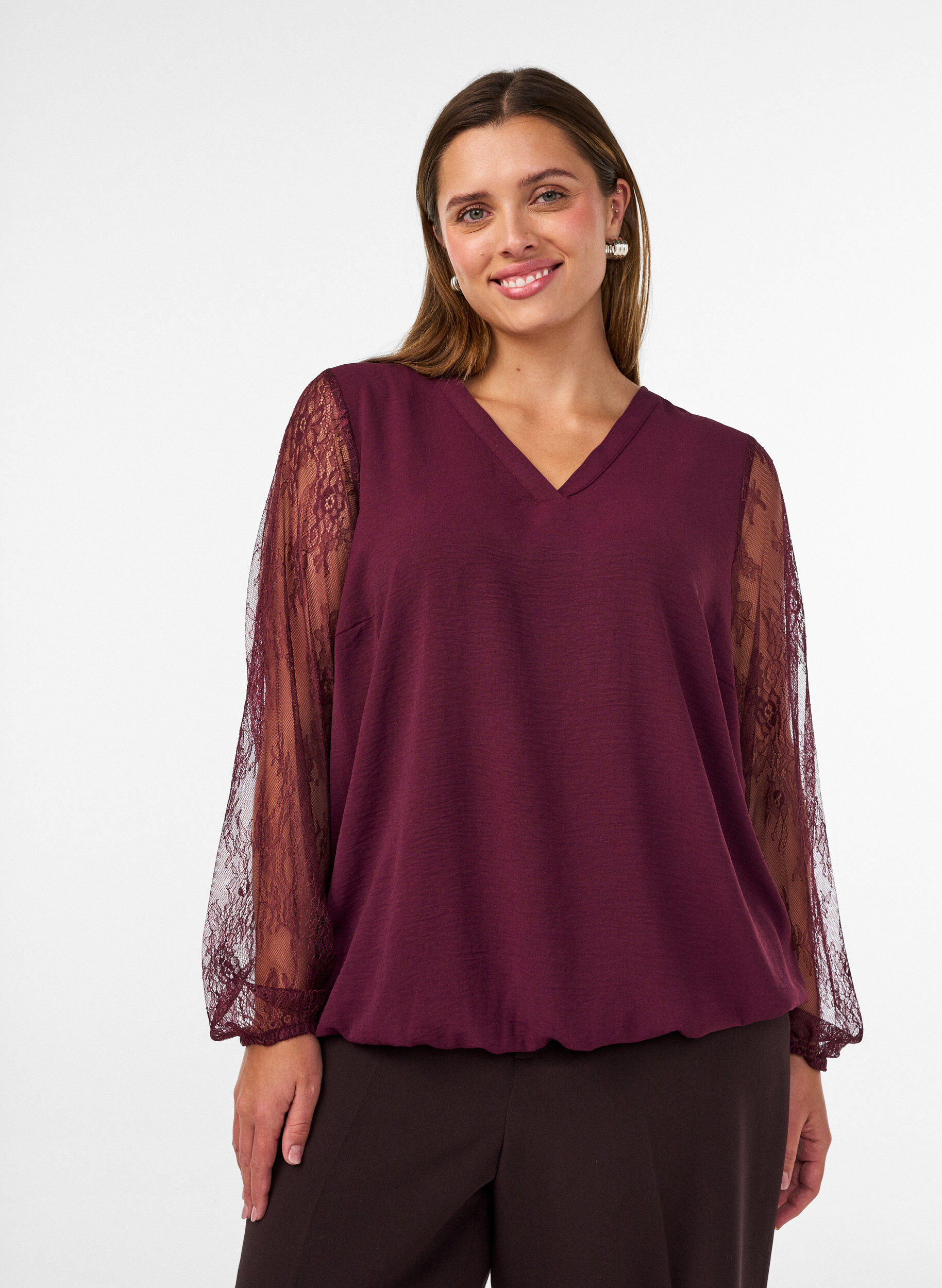 Bluse mit &Auml;rmeln aus Spitze und Ballonform, Rot, Model