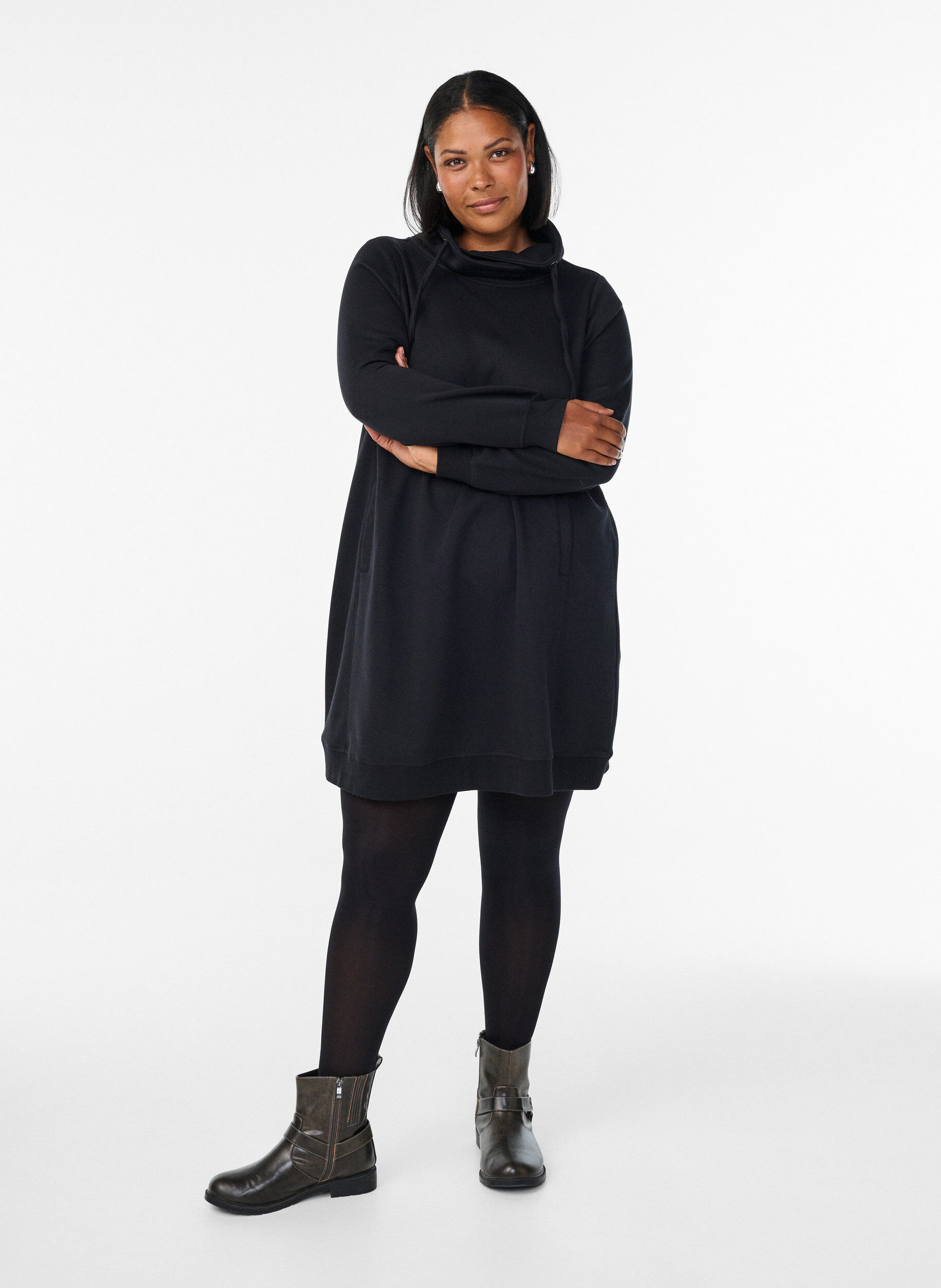 Zizzi Kurzes Sweatshirtkleid mit Stehkragen und Taschen, Schwarz, Model image number 1