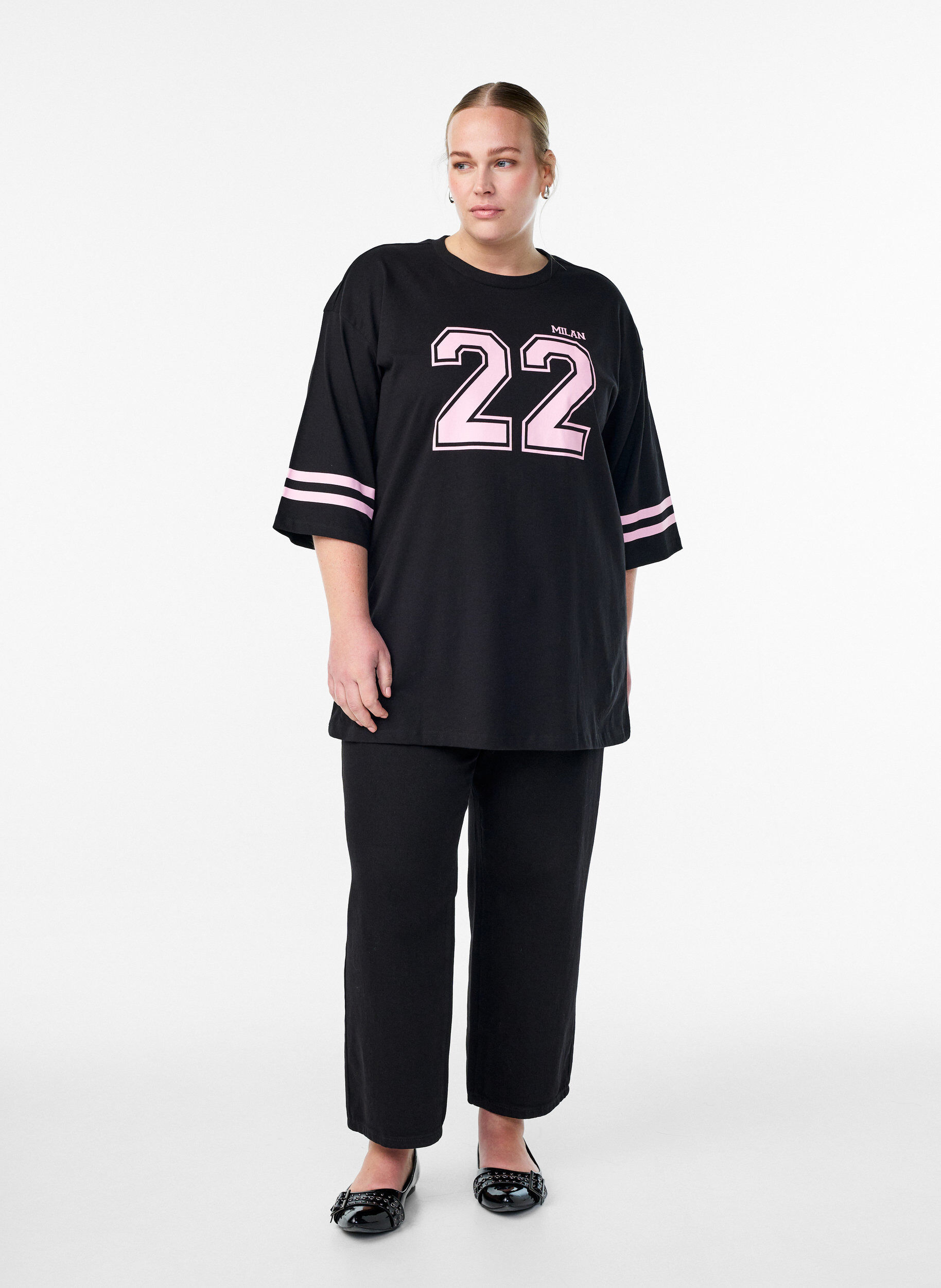 Zizzi Oversize College-T-Shirt mit 3/4-&Auml;rmeln, Schwarz, Model image number 1