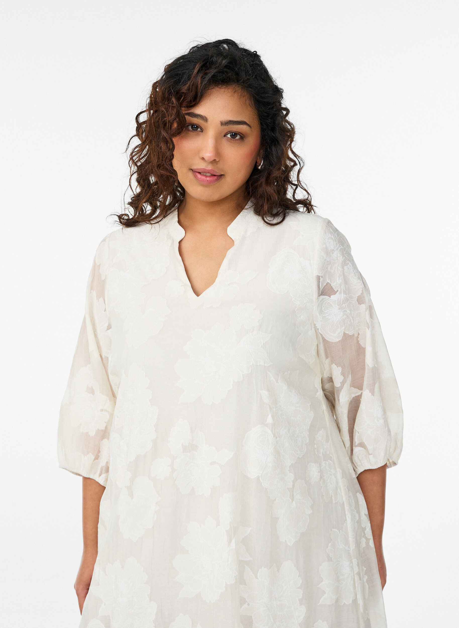 Zizzi Midikleid mit Blumenprint und transparenten 3/4-&Auml;rmeln, Beige, Model image number 2