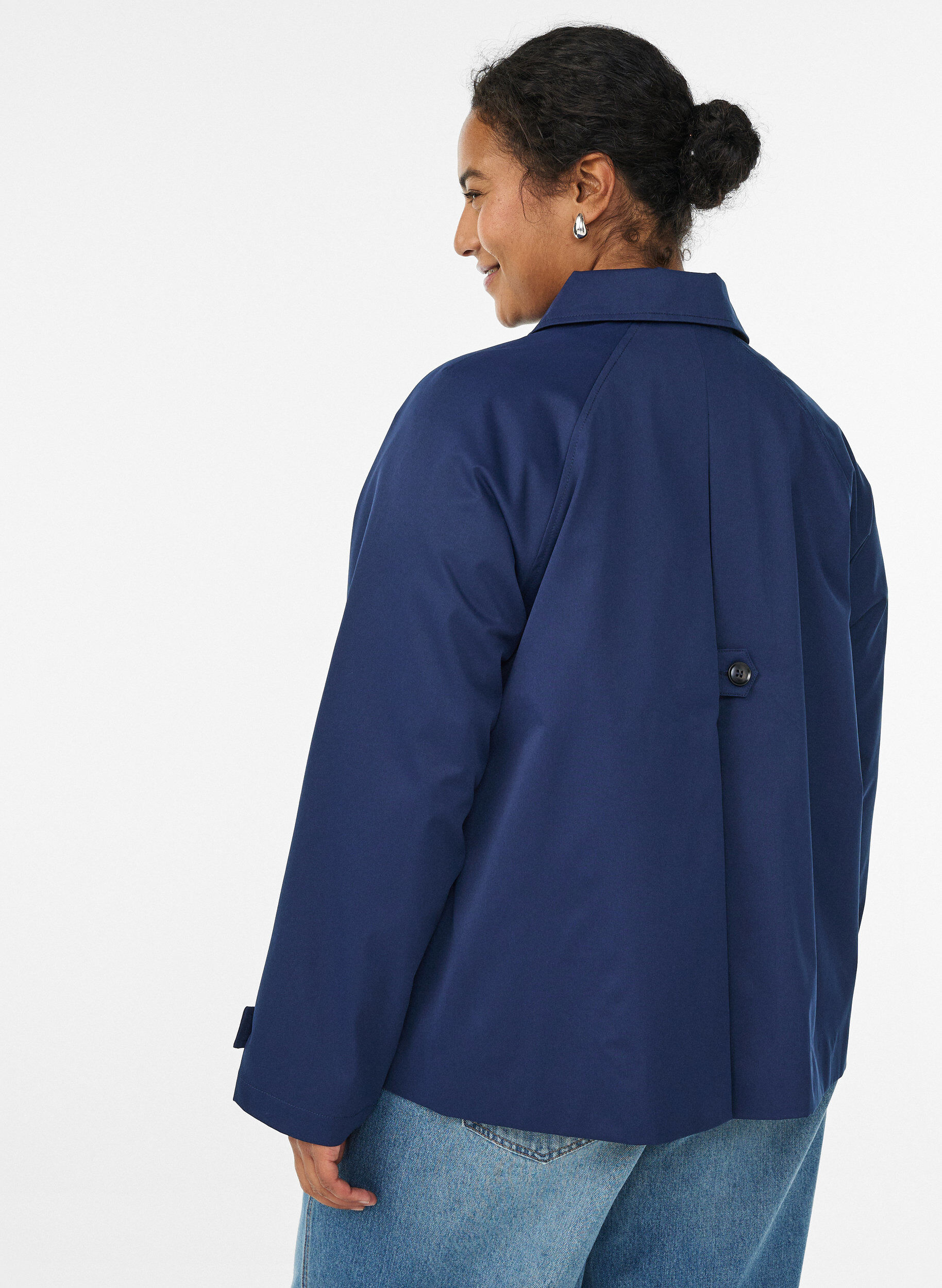 Zizzi Kurzer Trenchcoat mit Kragen und Raglan&auml;rmeln, Blau, Model image number 2