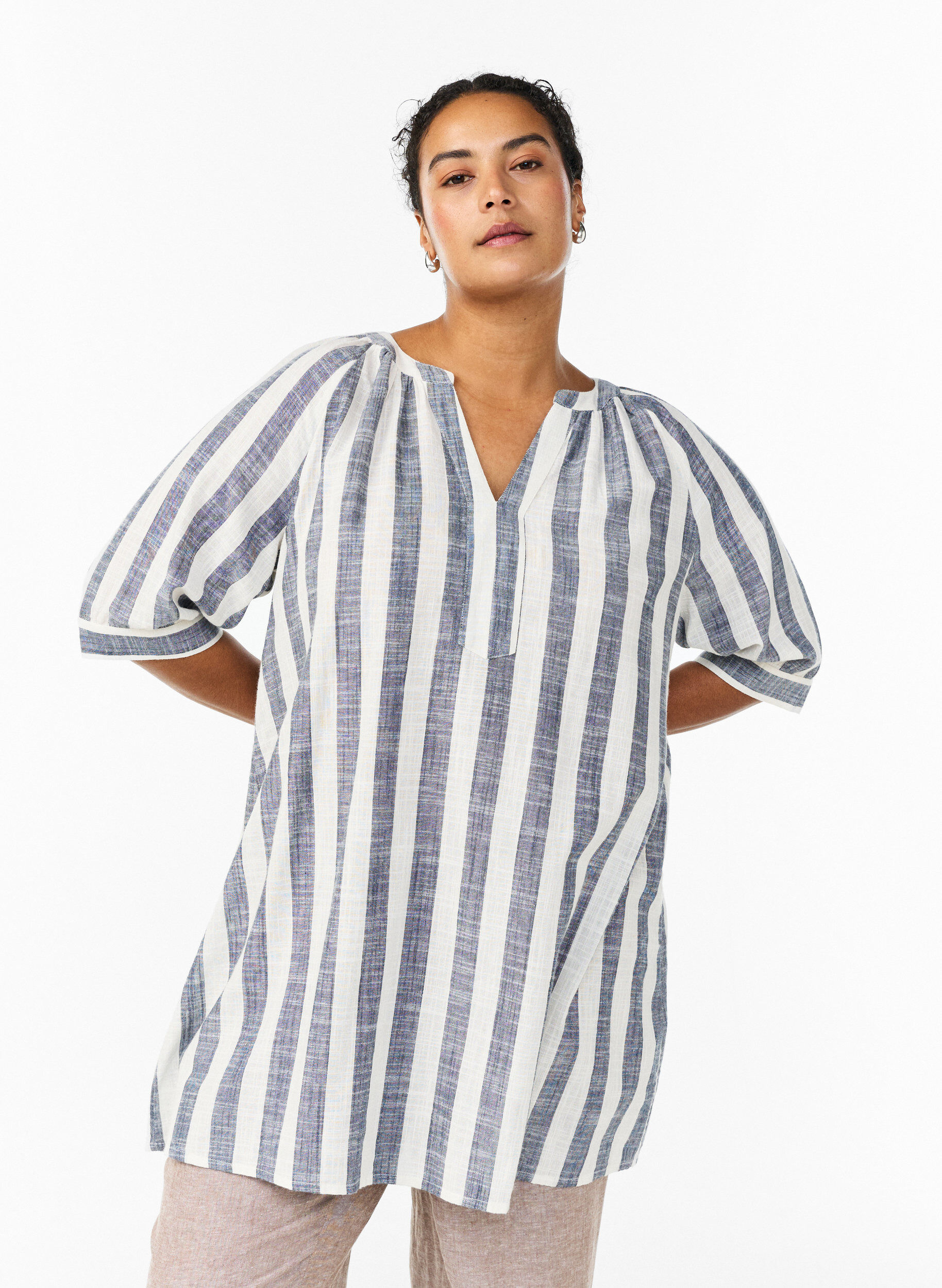 Tunika aus Baumwolle mit V-Ausschnitt, Blau, Model