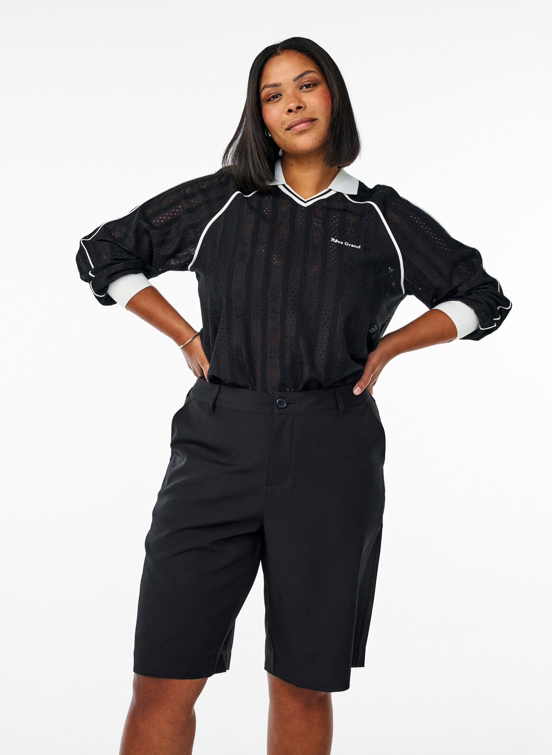 Bermuda-Shorts mit hoher Taille, Schwarz, Model