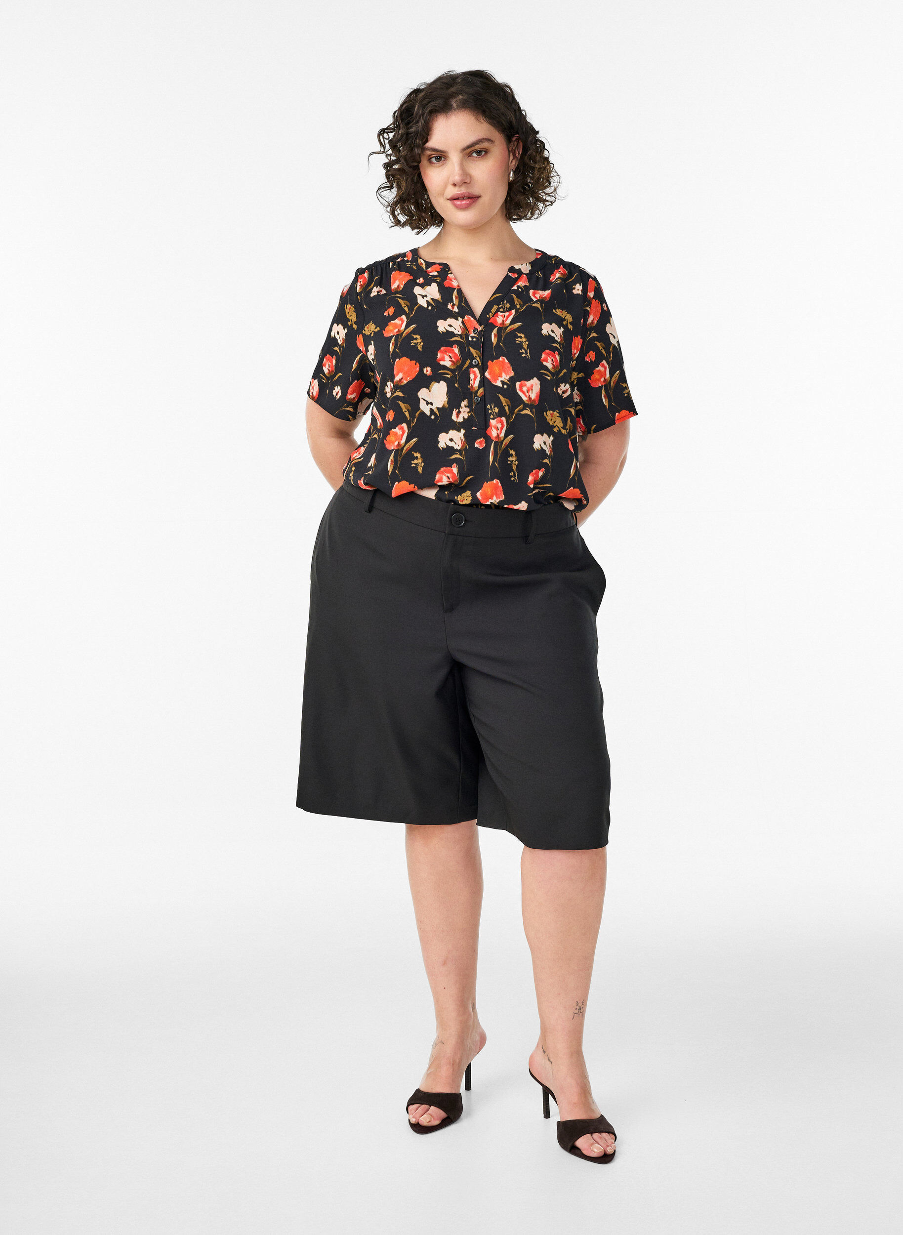 Zizzi Bluse mit kurzen &Auml;rmeln und V-Ausschnitt, Schwarz, Model image number 1