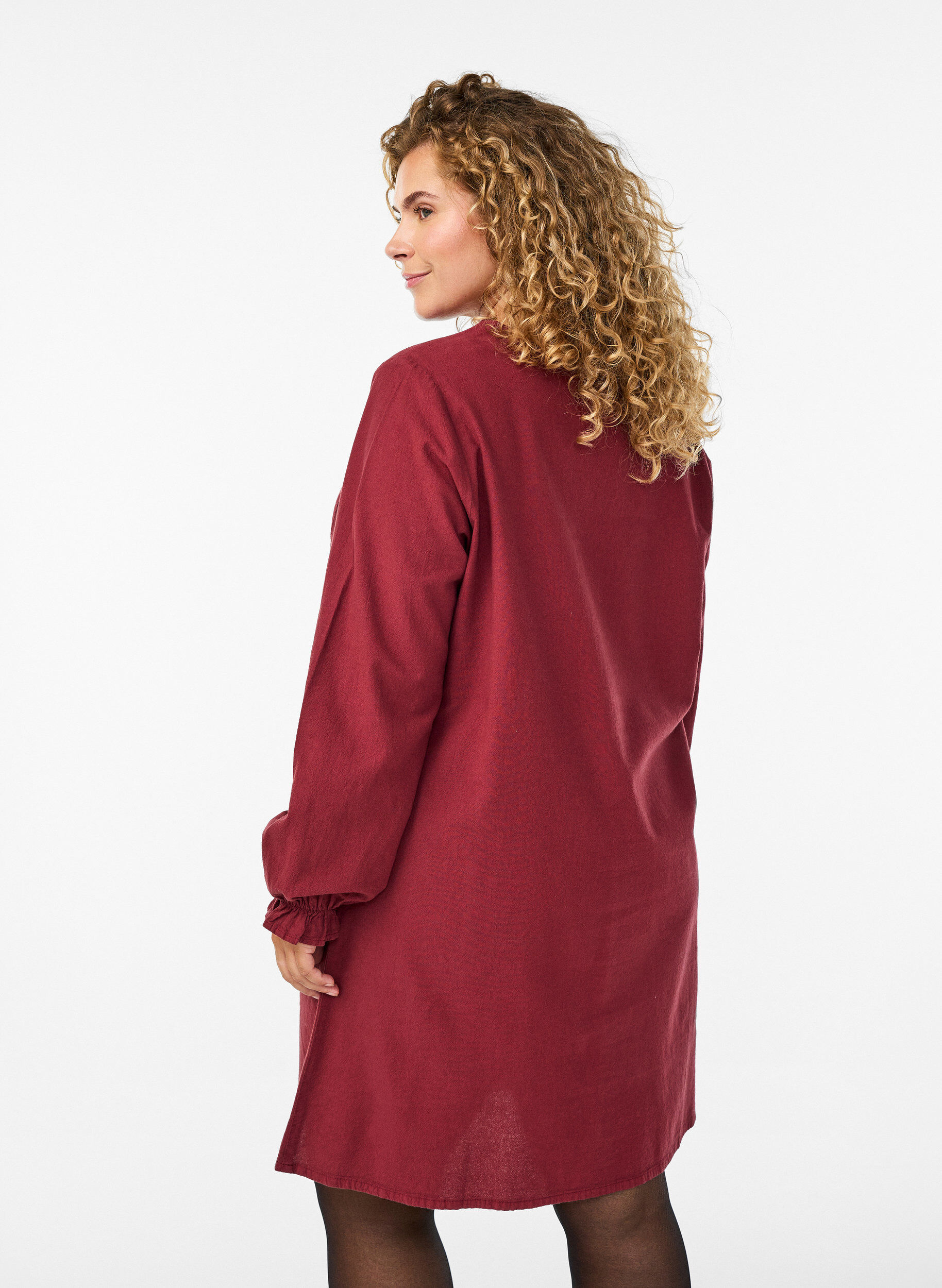 Zizzi Kurzes Kleid aus Baumwolle mit V-Ausschnitt, Dunkles Bordeaux, Model image number 2