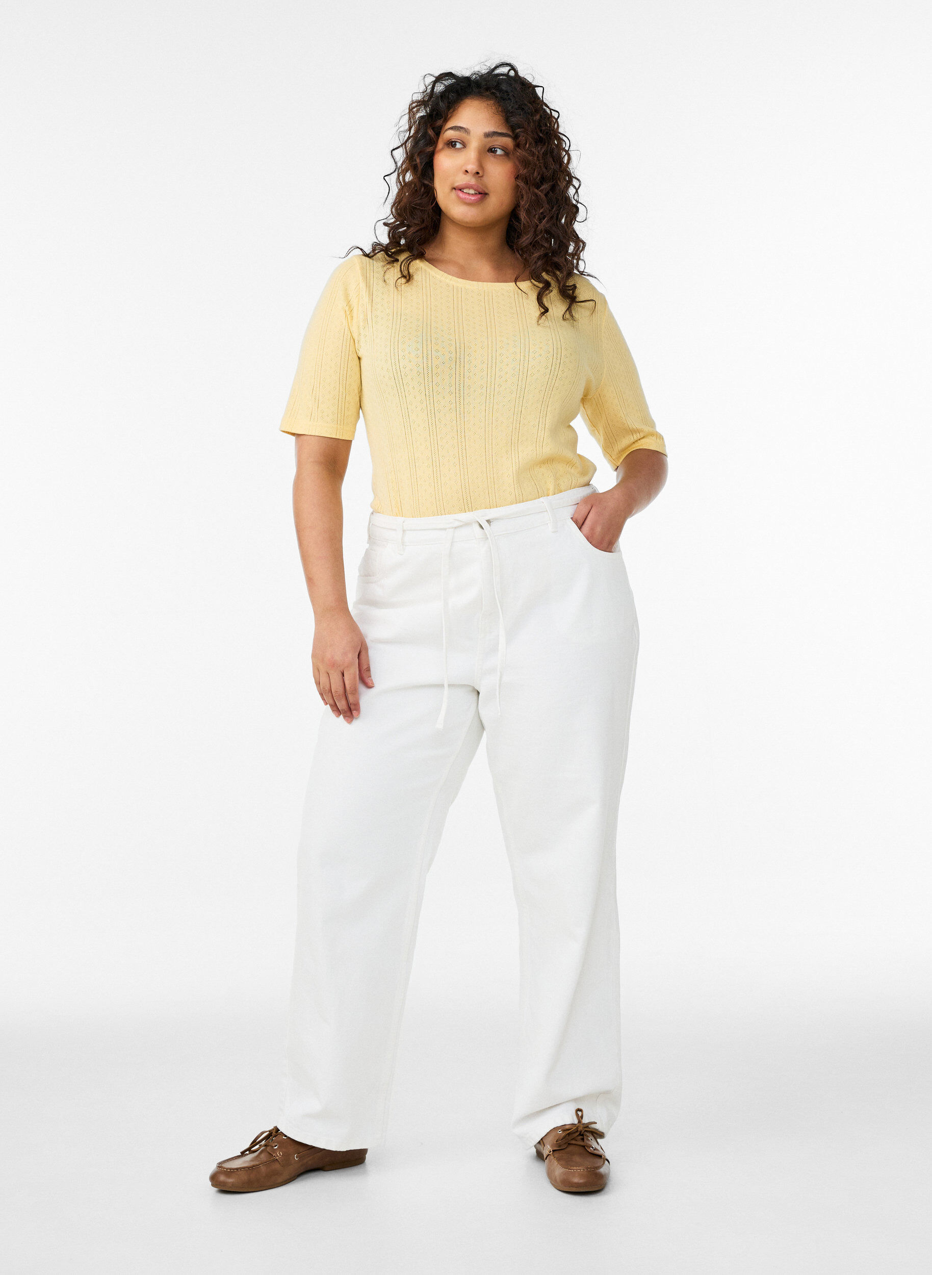 Zizzi T-Shirt aus Baumwolle mit Lochstickerei, Gelb, Model image number 1